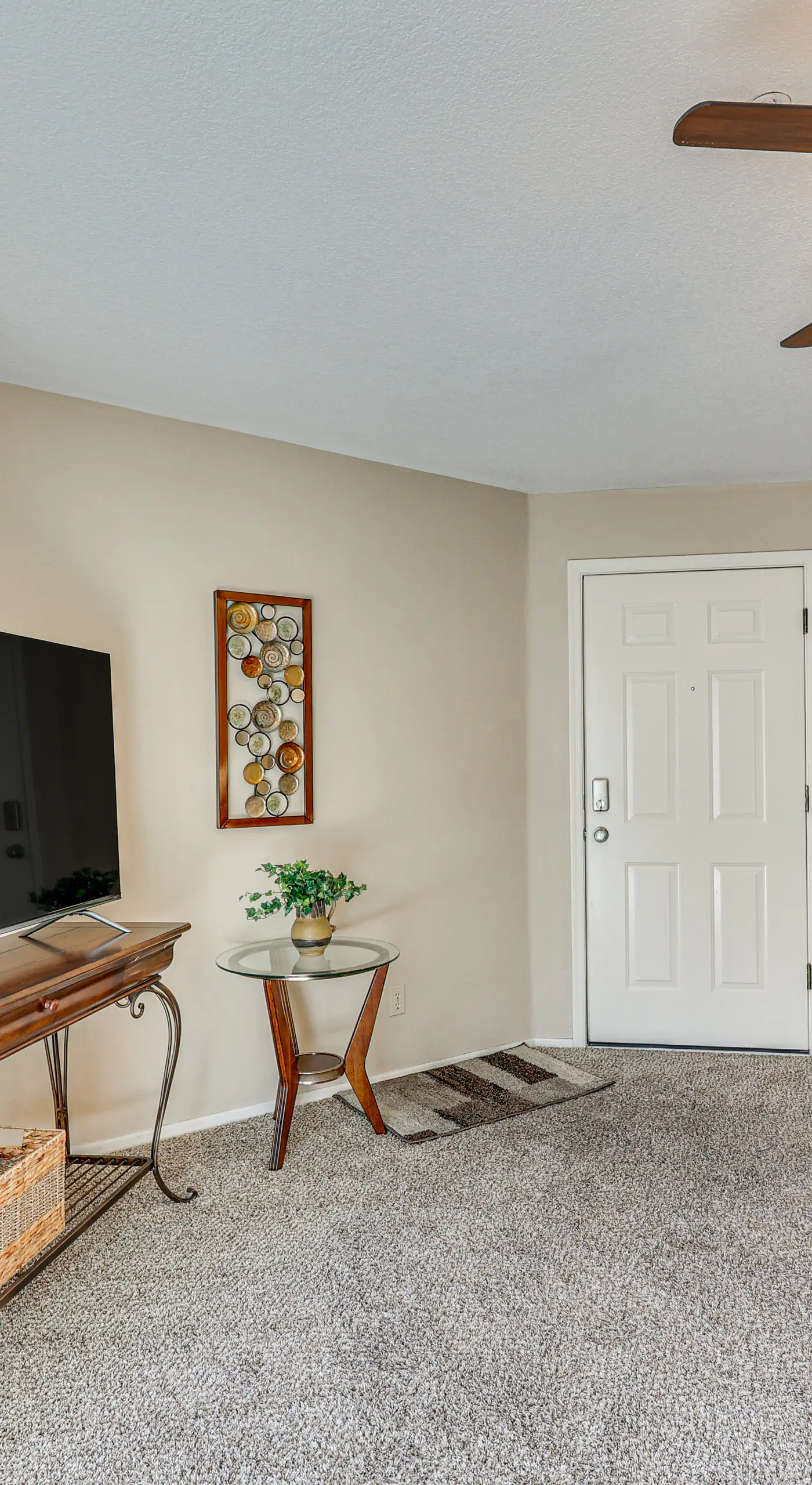 Community Pool & Gym: Apt 5 Mi to Laughlin Casinos