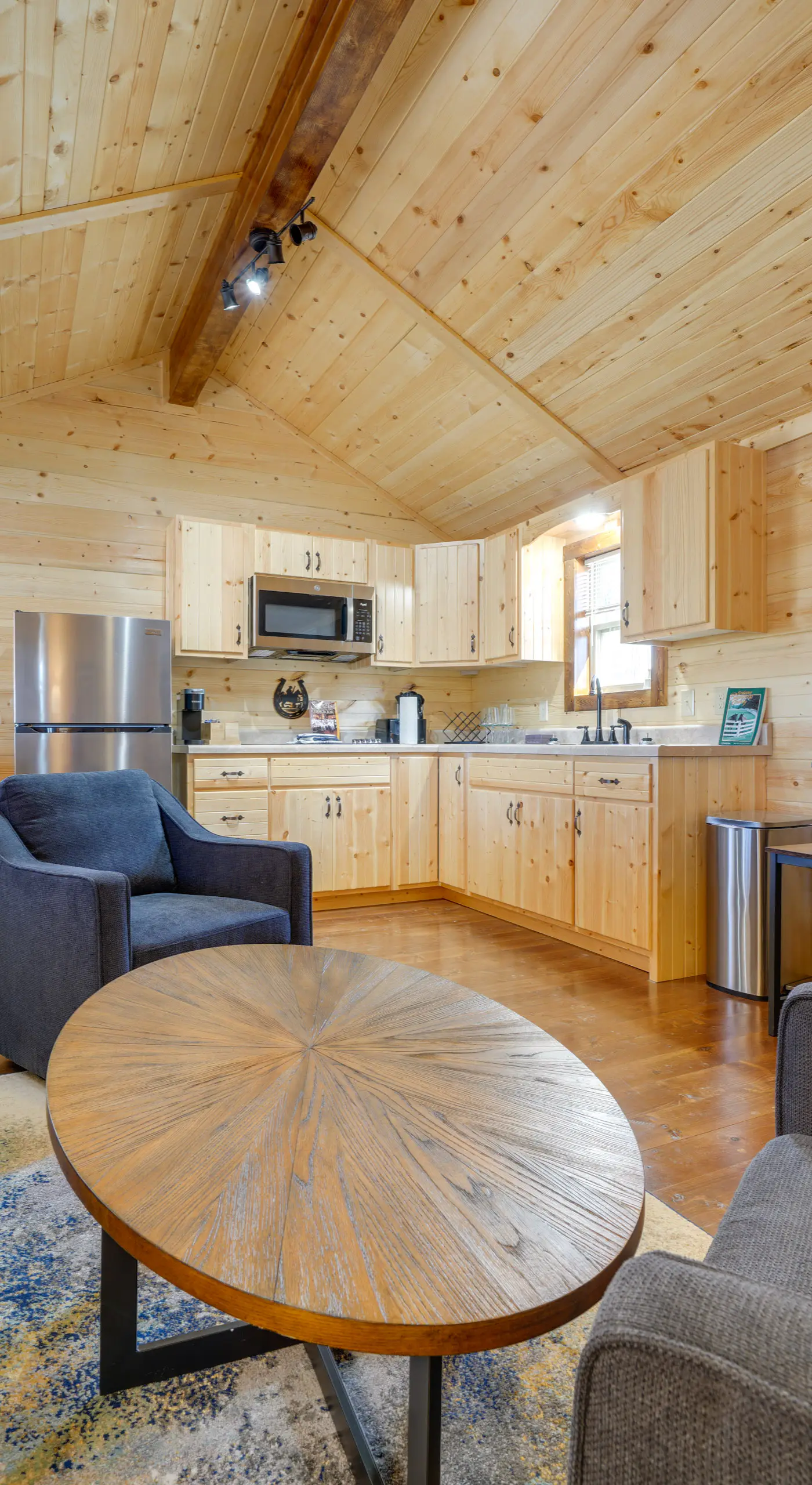 Porch & Pond Views: La Grange Cabin Retreat!