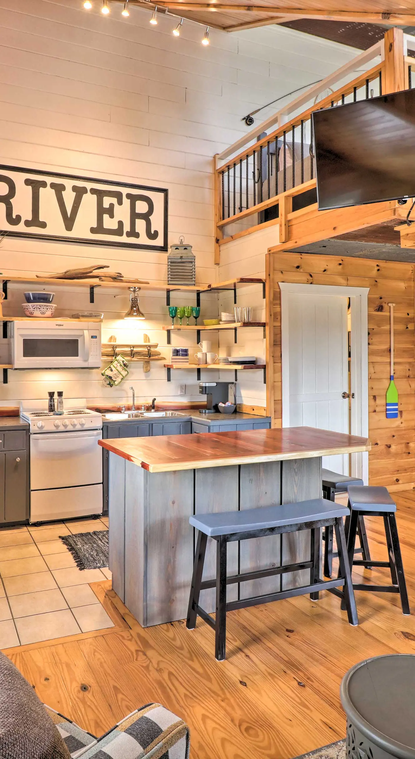 Updated Mtn View Studio w/ Loft - Near River!