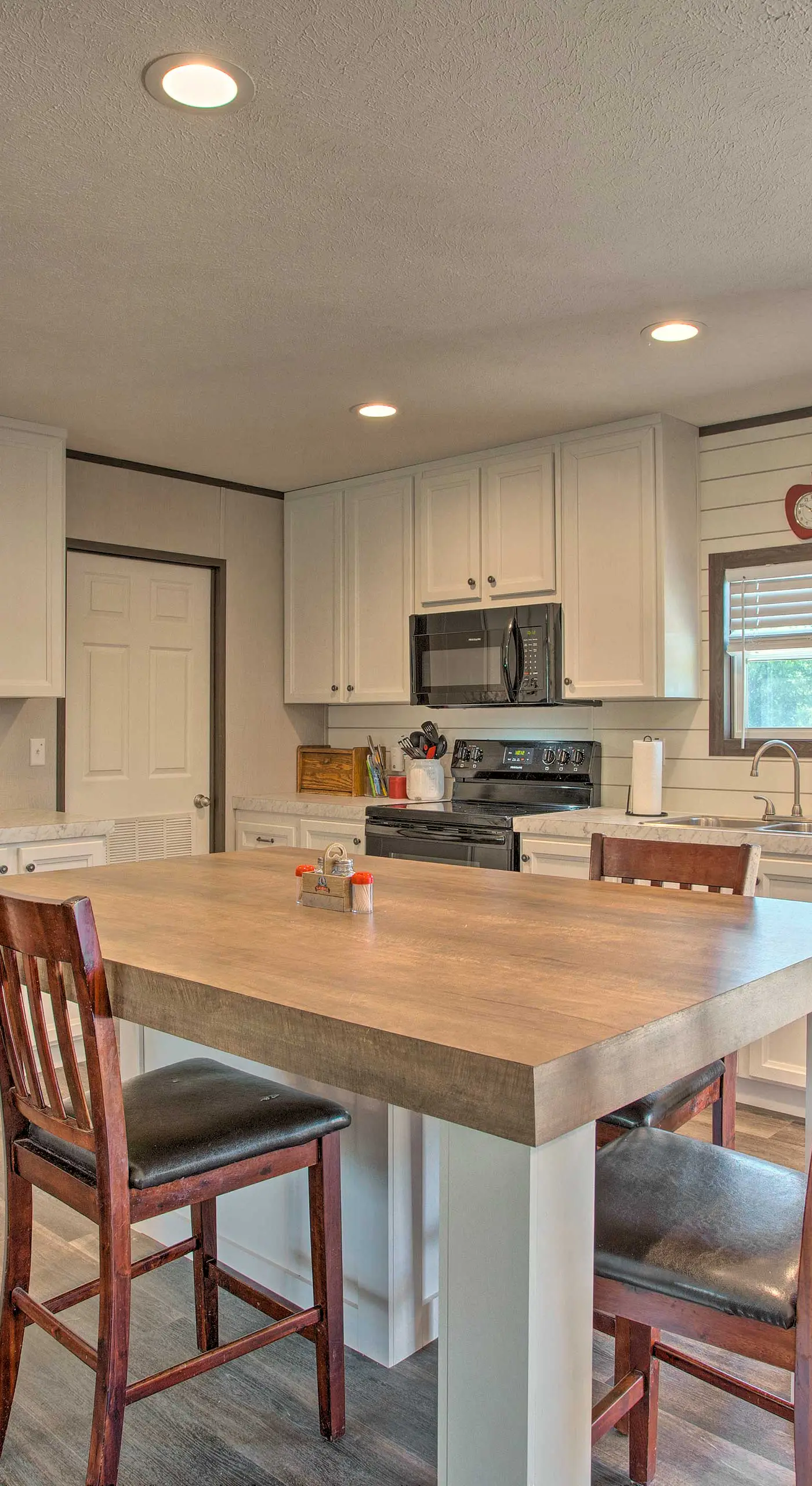 Family-Friendly Madill Home: Peaceful Setting
