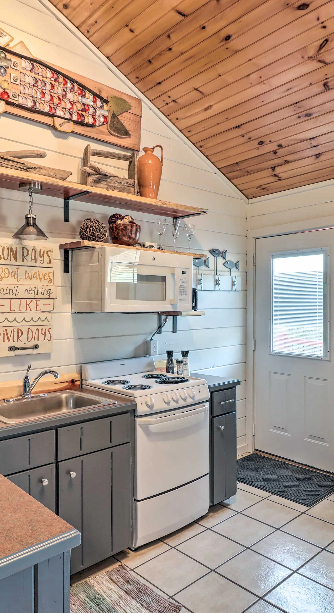 Cheery Pet-Friendly Studio w/ Shared Fire Pit