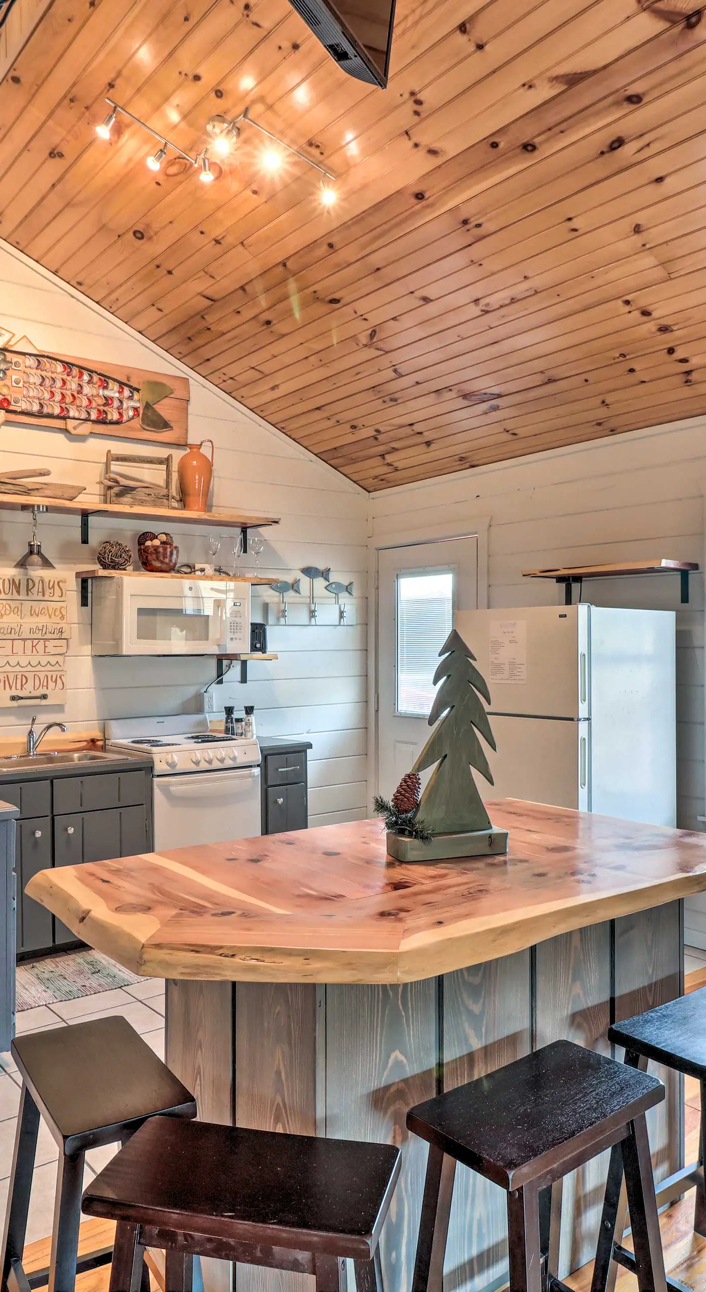 Cheery Pet-Friendly Studio w/ Shared Fire Pit
