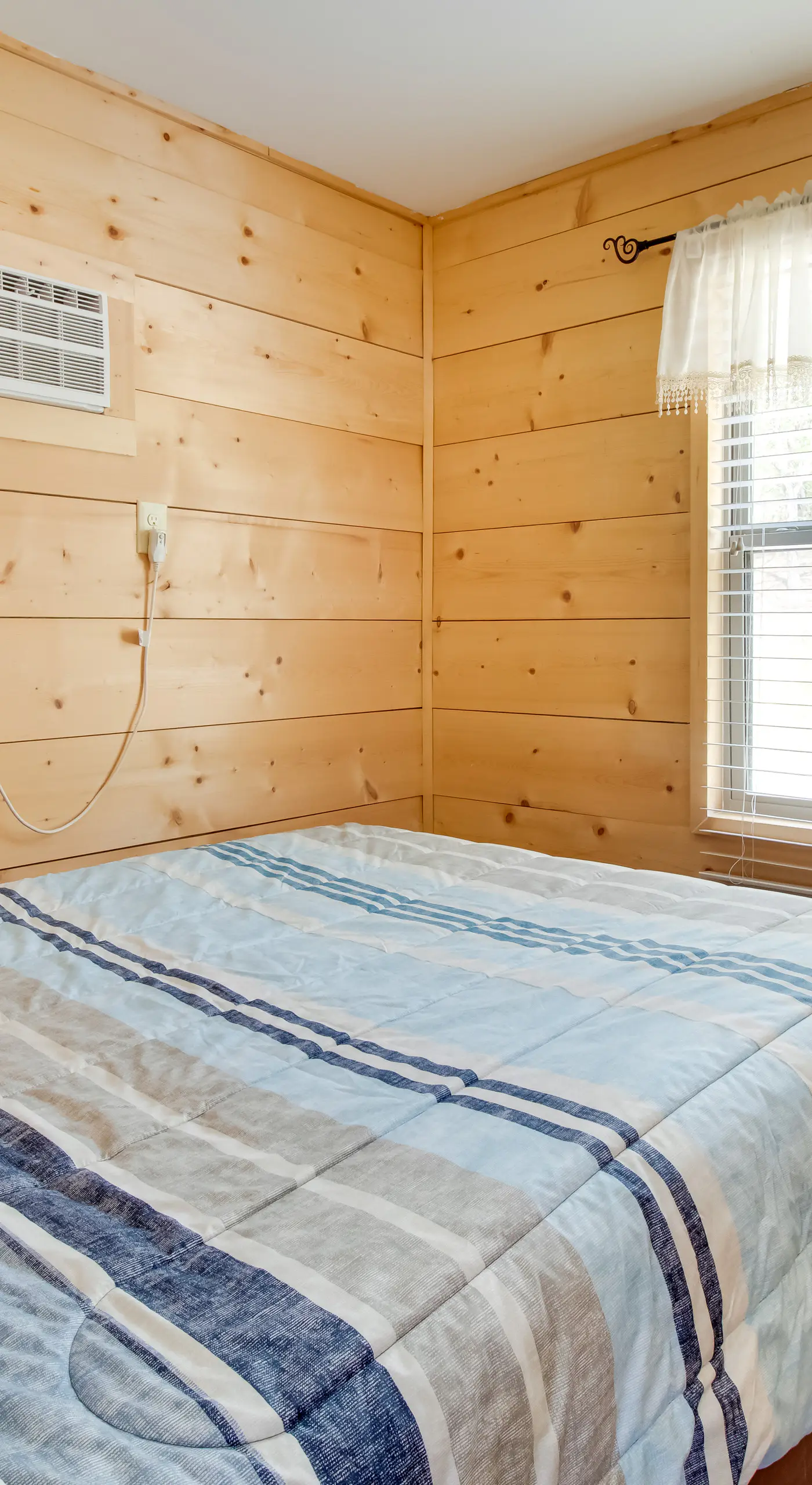 Cabin Getaway in Mountain View w/ Porch + Grill