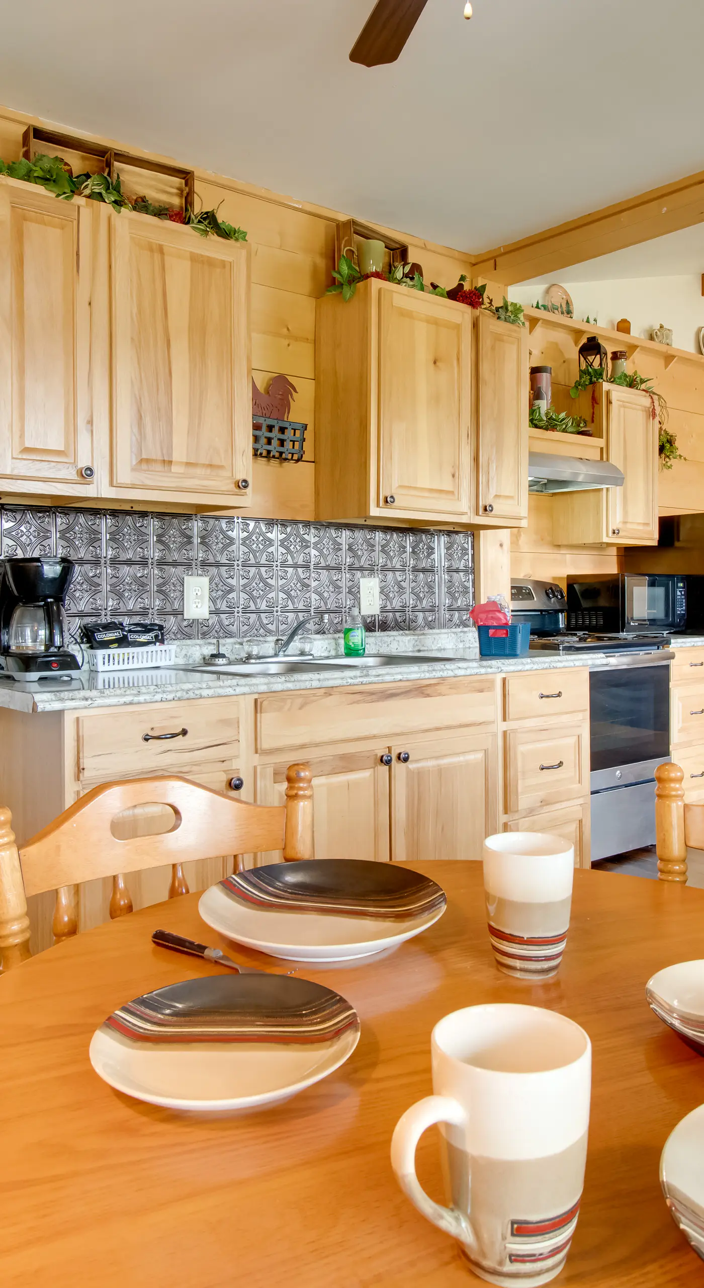 Cabin Getaway in Mountain View w/ Porch + Grill