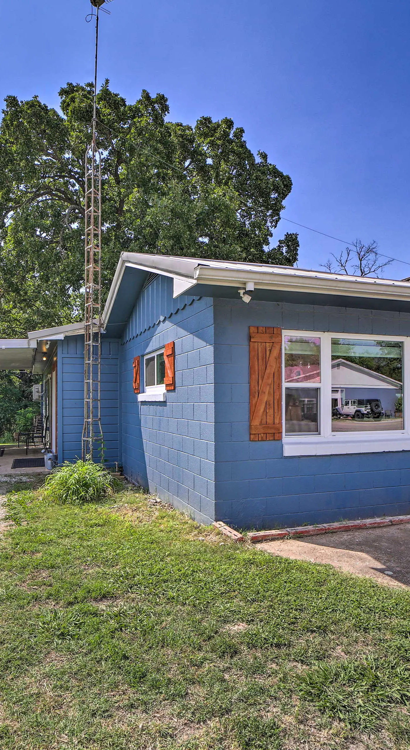 Walk to Lake: Historic Disney Home