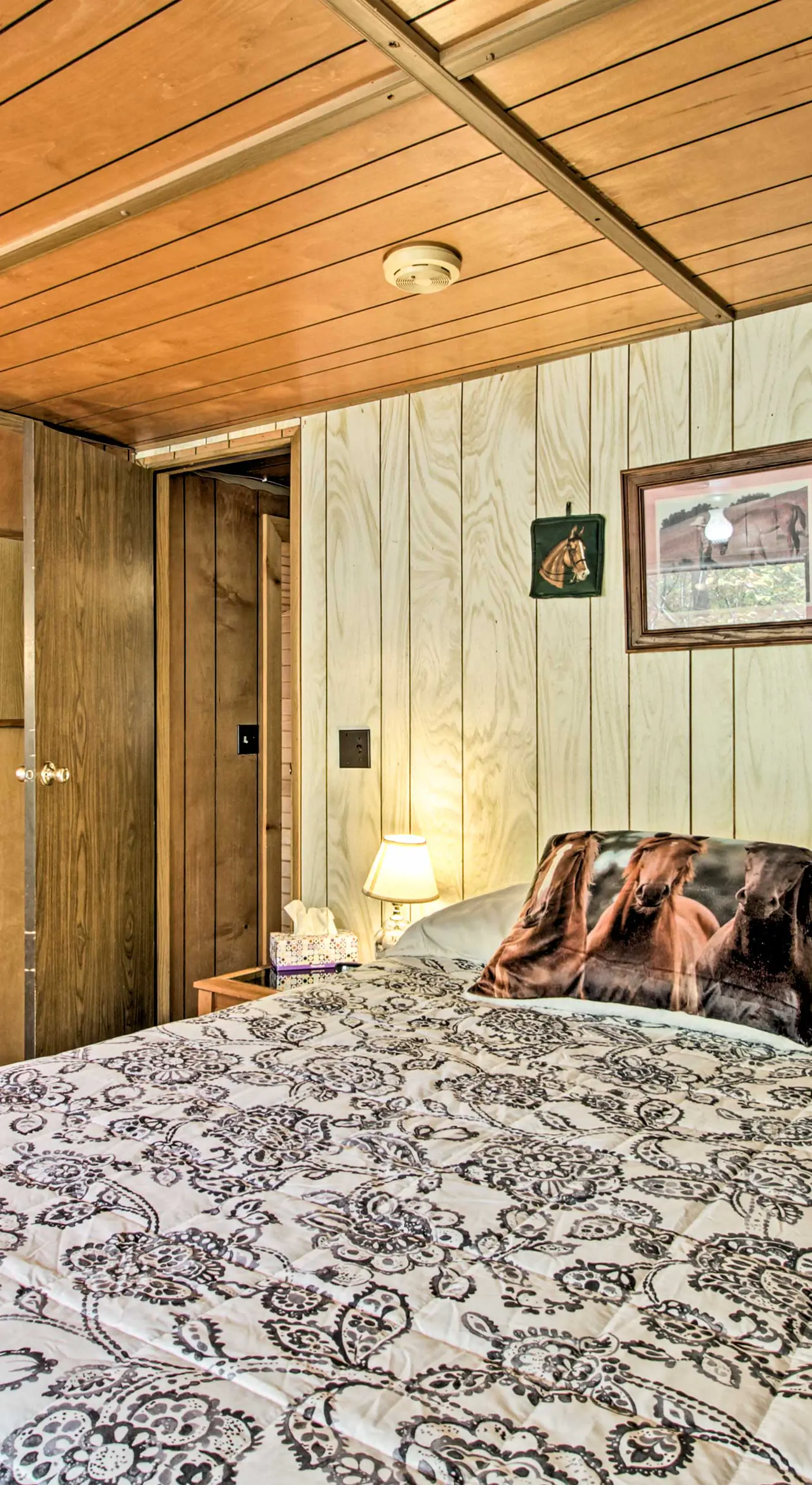 Cozy Retreat w/ Fire Pit < 1 Mi to Mille Lacs Lake