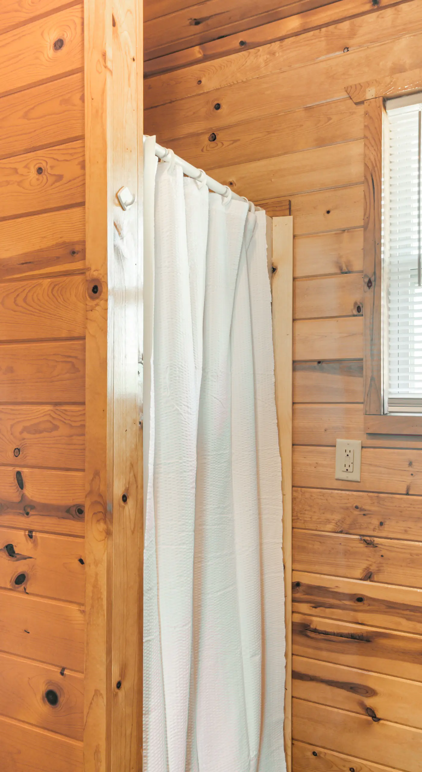 'Glowacki's Lodge' Mille Lacs Lake Group Getaway!
