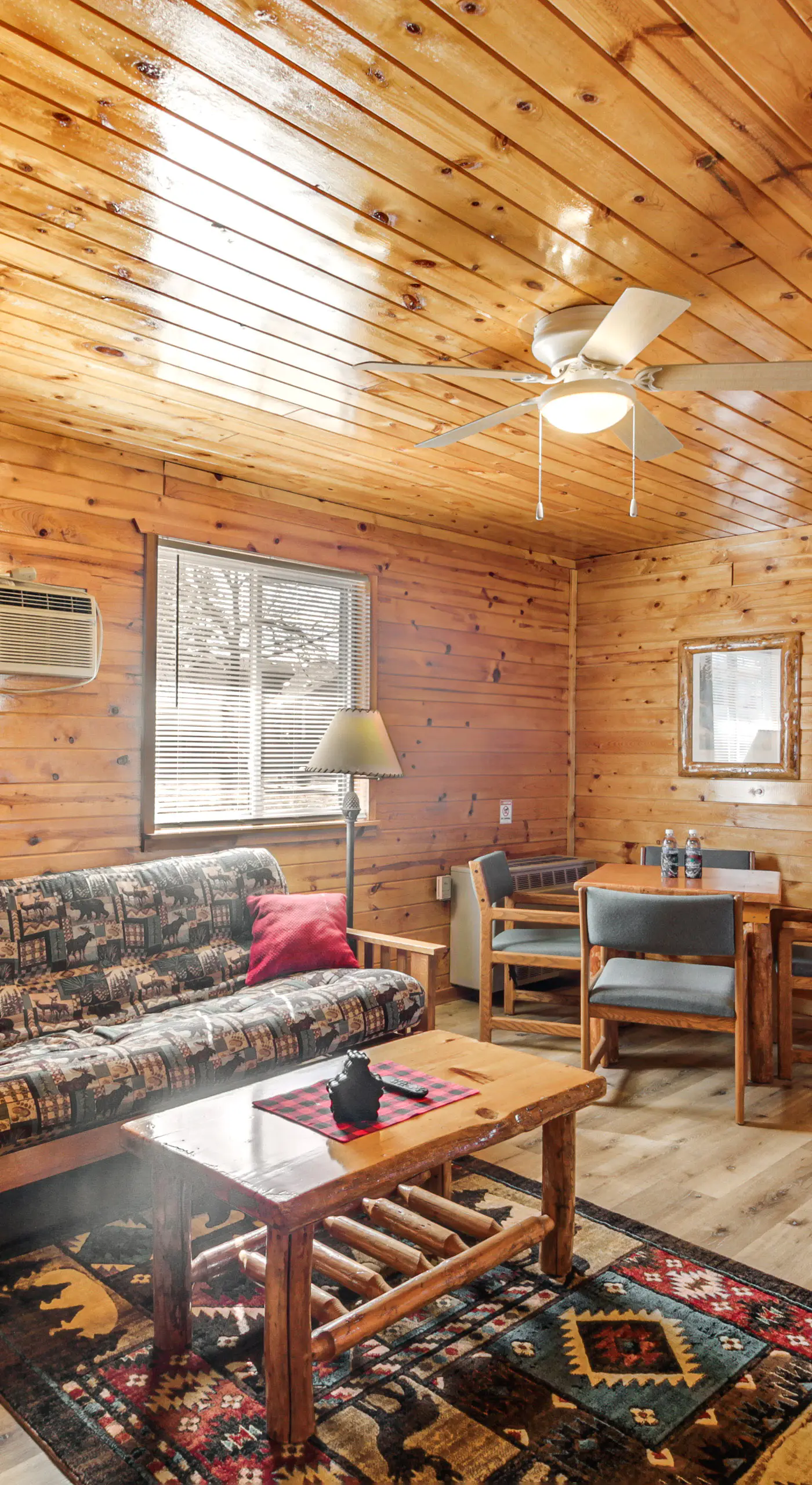 'Glowacki's Lodge' Mille Lacs Lake Group Getaway!