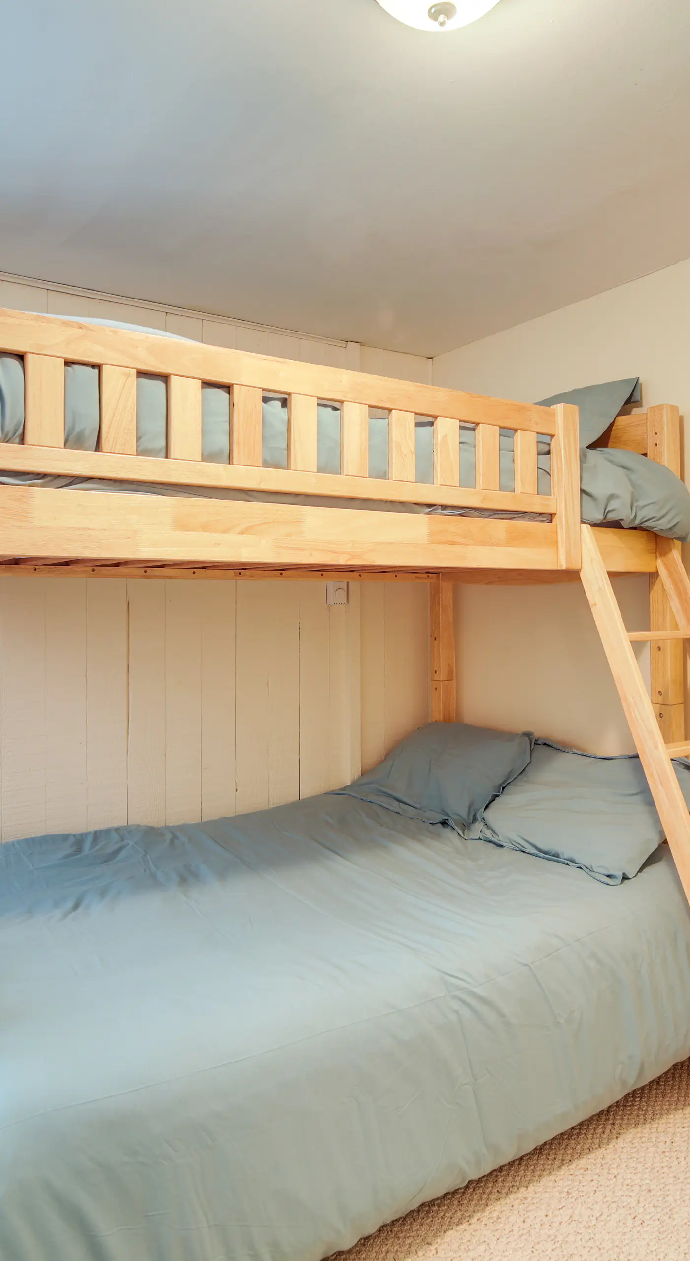 1 Mi to Sugarbush Resort: Dog-Friendly Home!