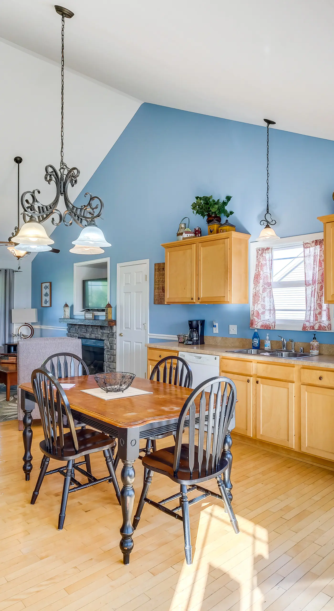 Cozy Cottage in Taylorsville: Hot Tub & Lake Views