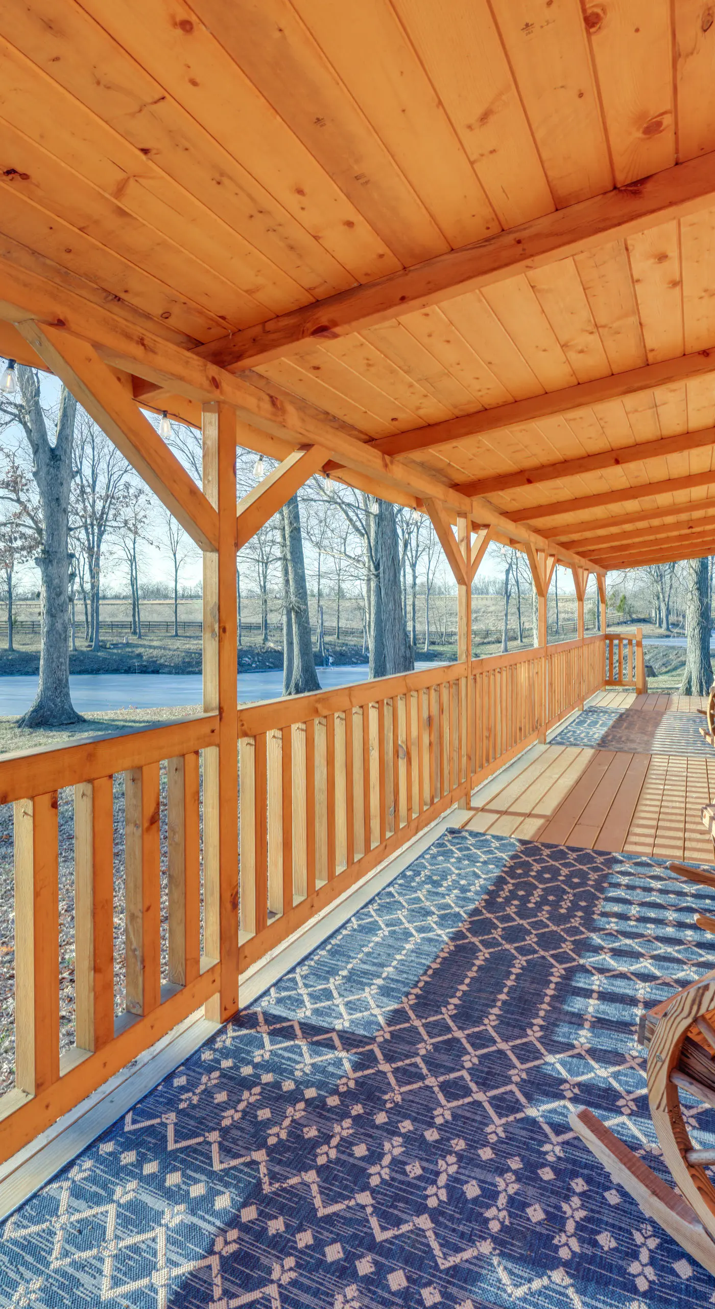 Pond-View Cabin Near Louisville on Racehorse Farm!