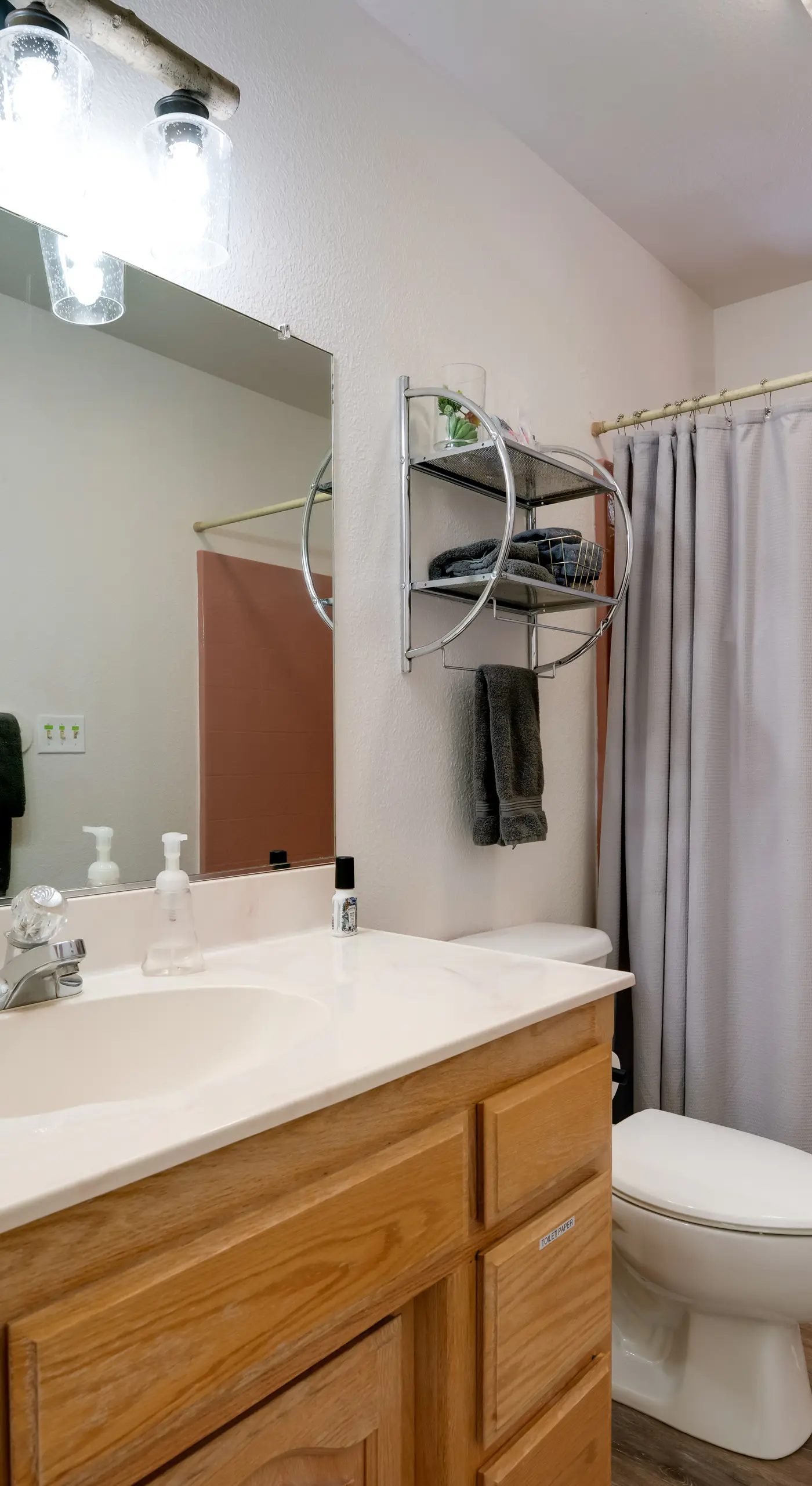 1 Mi to Lake Almanor! Northern Sierra Family Cabin