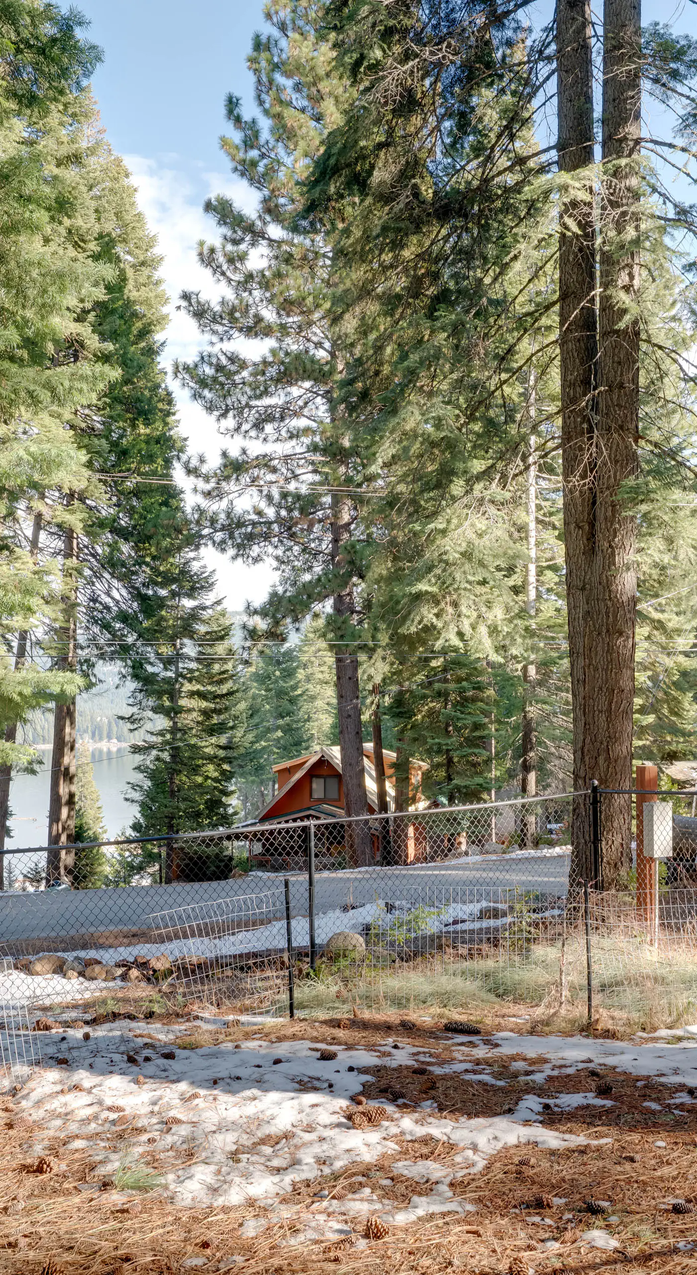 1 Mi to Lake Almanor! Northern Sierra Family Cabin