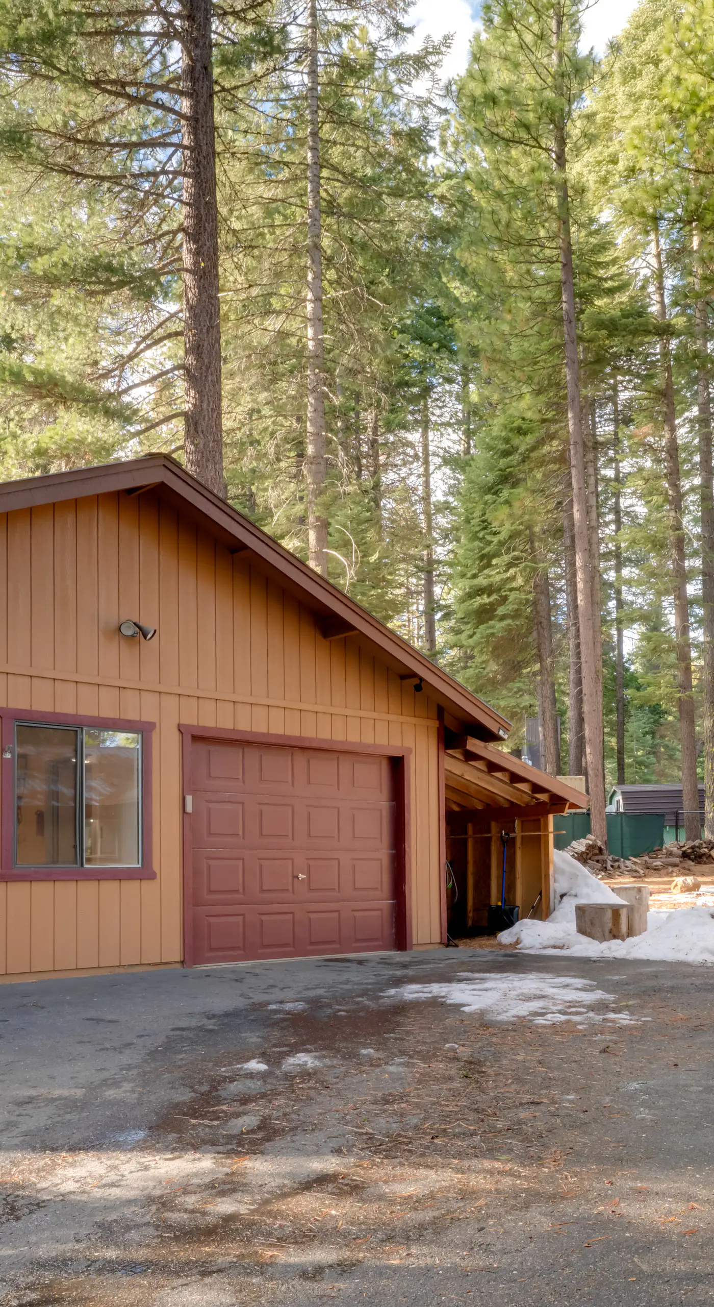 1 Mi to Lake Almanor! Northern Sierra Family Cabin