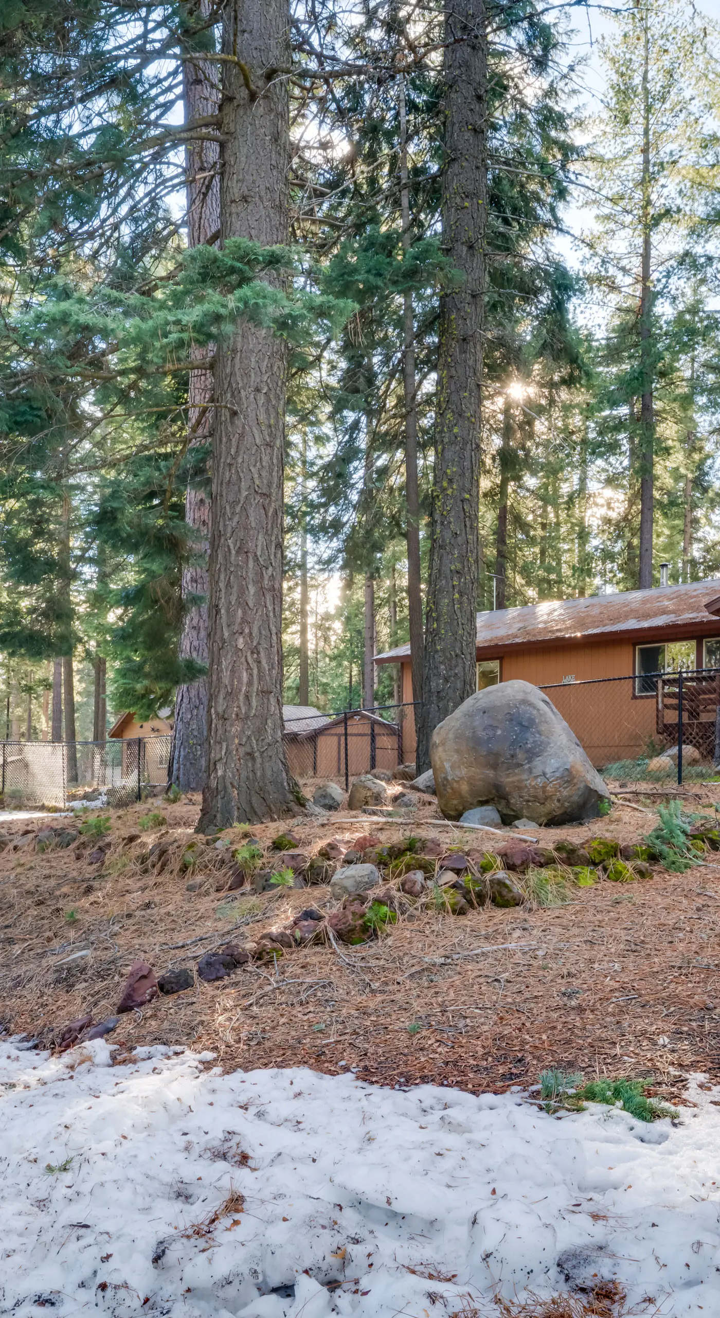 1 Mi to Lake Almanor! Northern Sierra Family Cabin