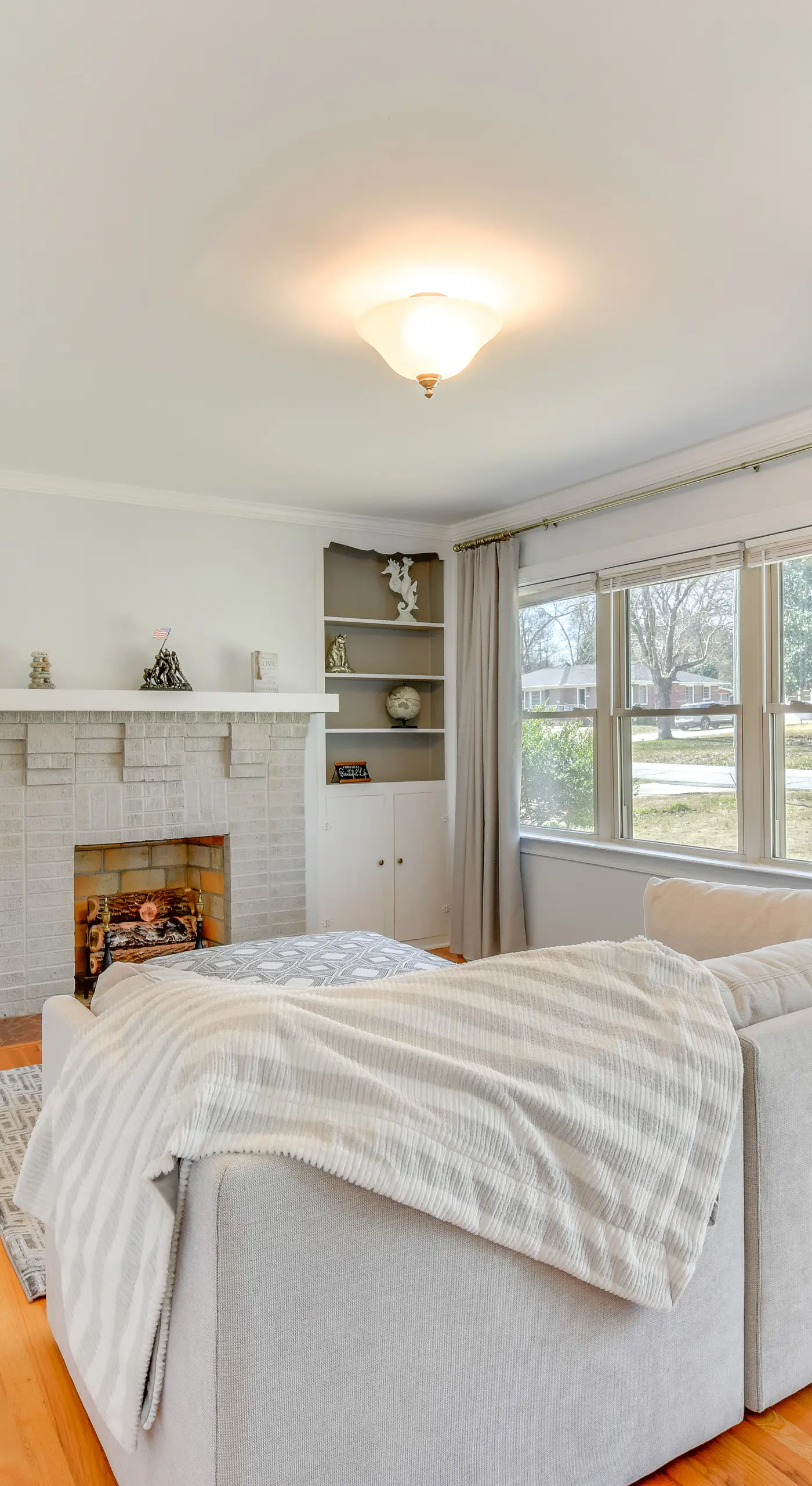 1 Mi to Dwtn Shops & Dining: Spacious Family Home