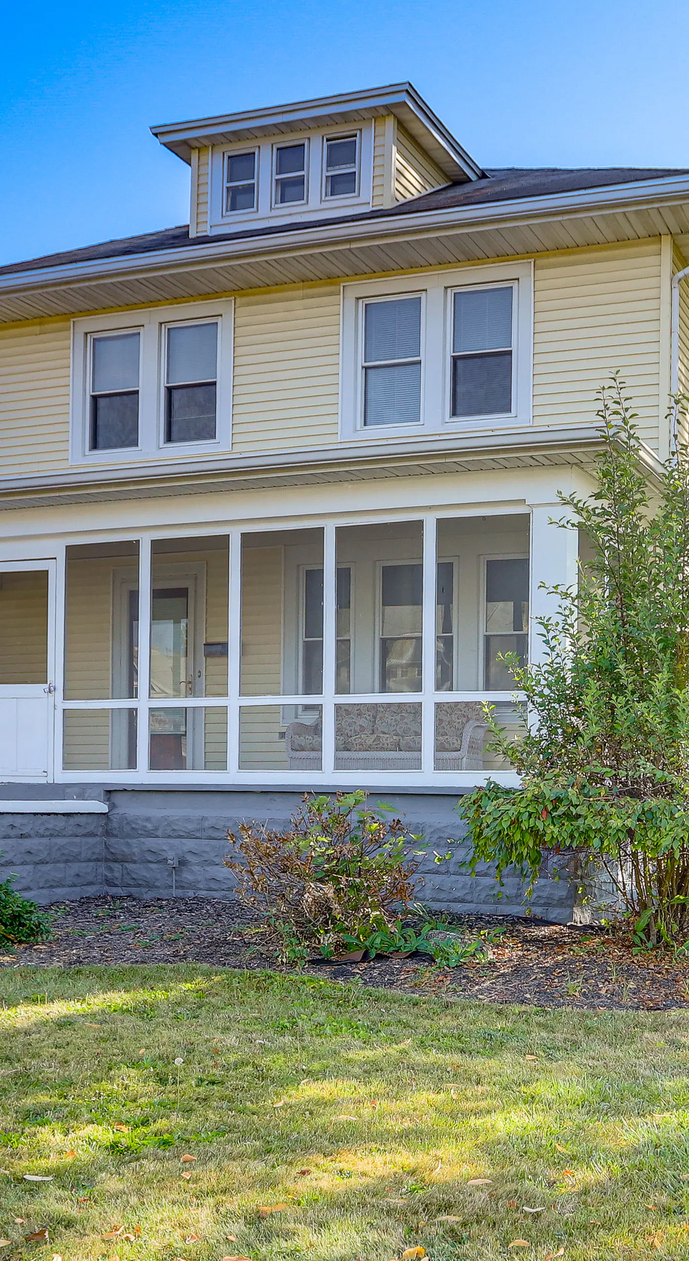 Walk to Port Clinton Lighthouse: Home w/ Deck!