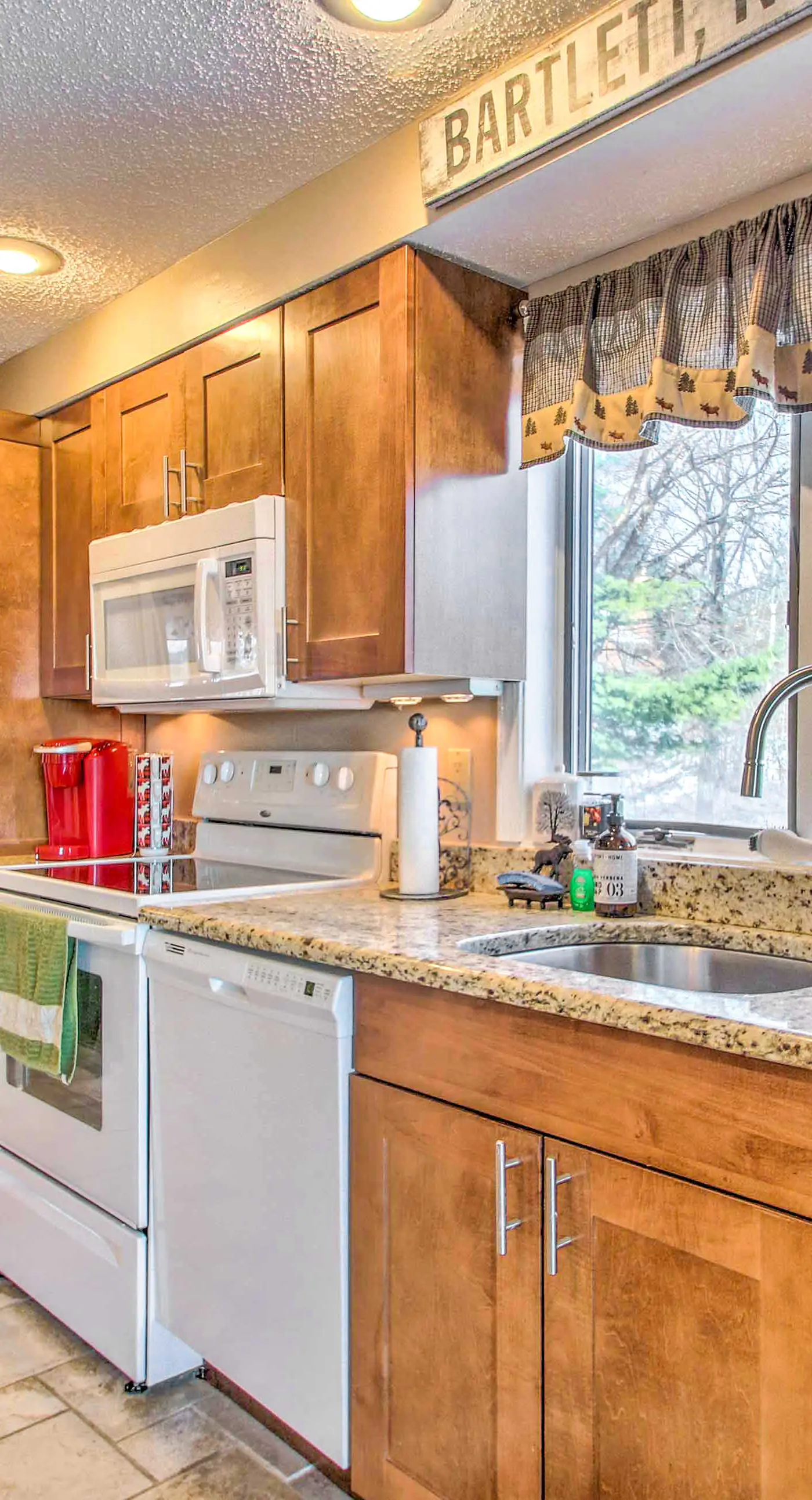 Ski Condo w/ Pool, Close to Story Land & Attitash!