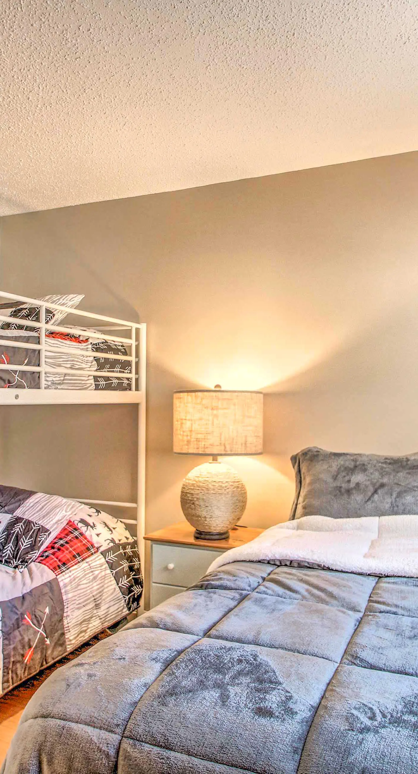 Ski Condo w/ Pool, Close to Story Land & Attitash!