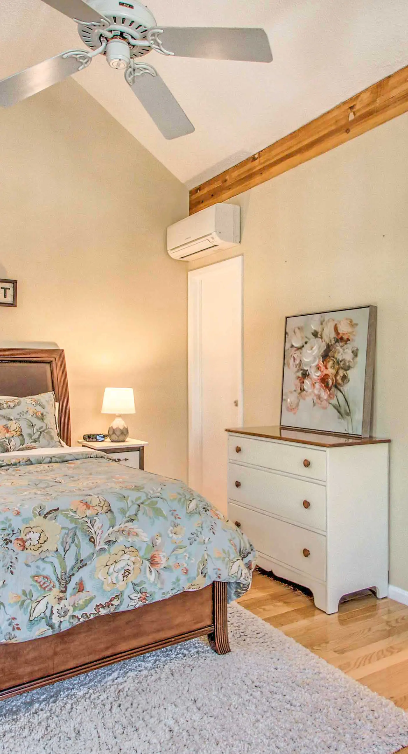 Ski Condo w/ Pool, Close to Story Land & Attitash!