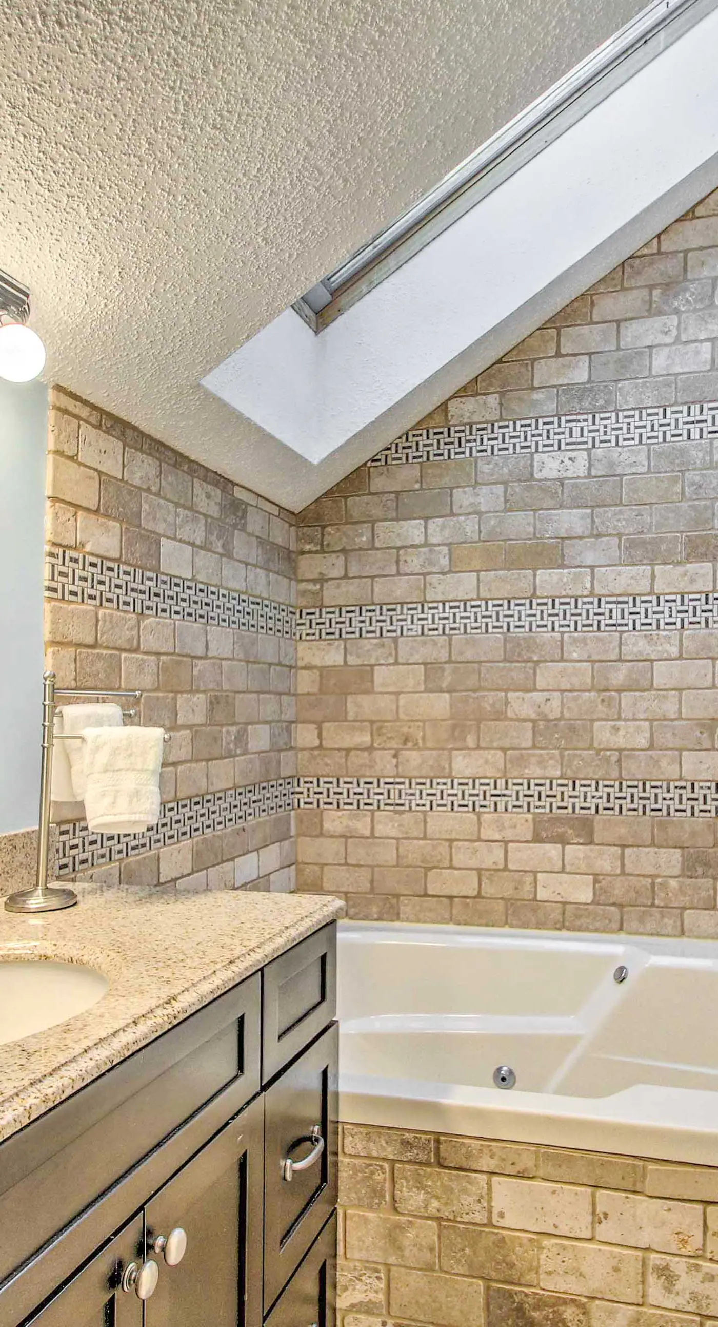 Ski Condo w/ Pool, Close to Story Land & Attitash!