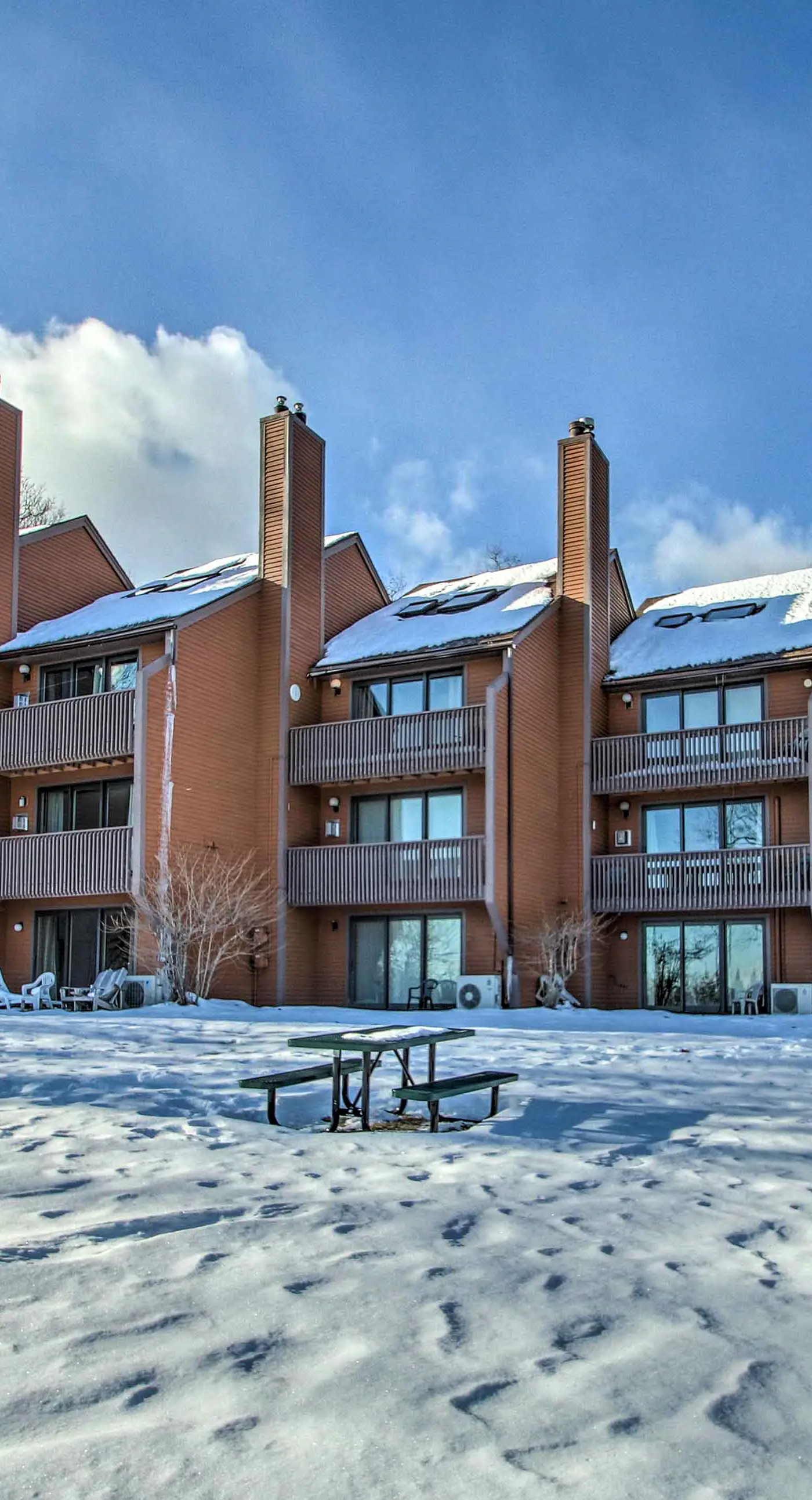 Ski Condo w/ Pool, Close to Story Land & Attitash!