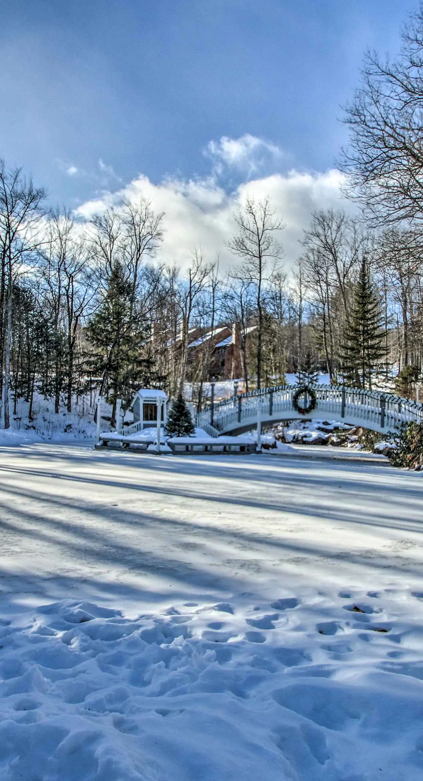 Ski Condo w/ Pool, Close to Story Land & Attitash!