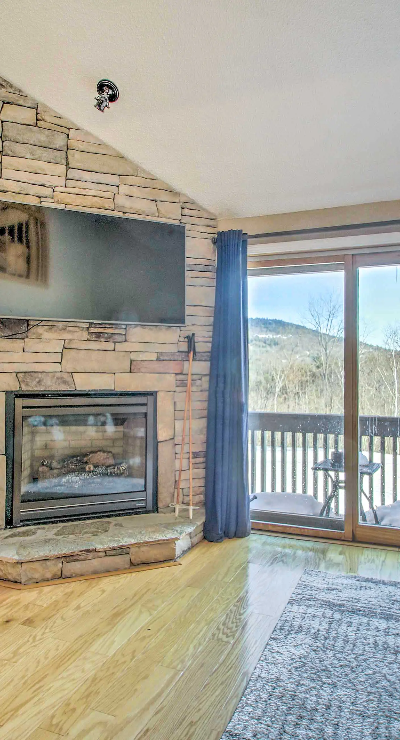 Ski Condo w/ Pool, Close to Story Land & Attitash!