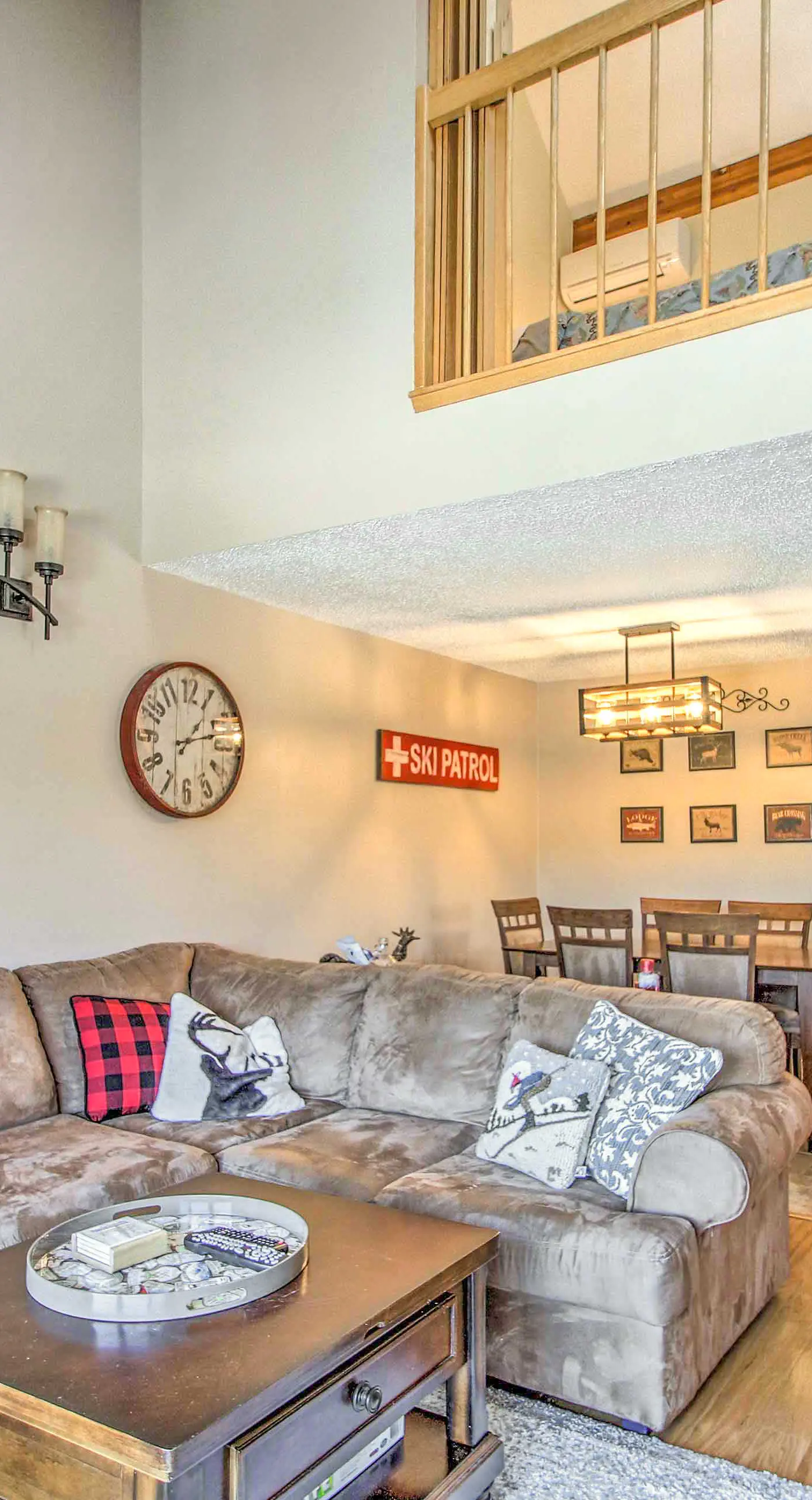 Ski Condo w/ Pool, Close to Story Land & Attitash!