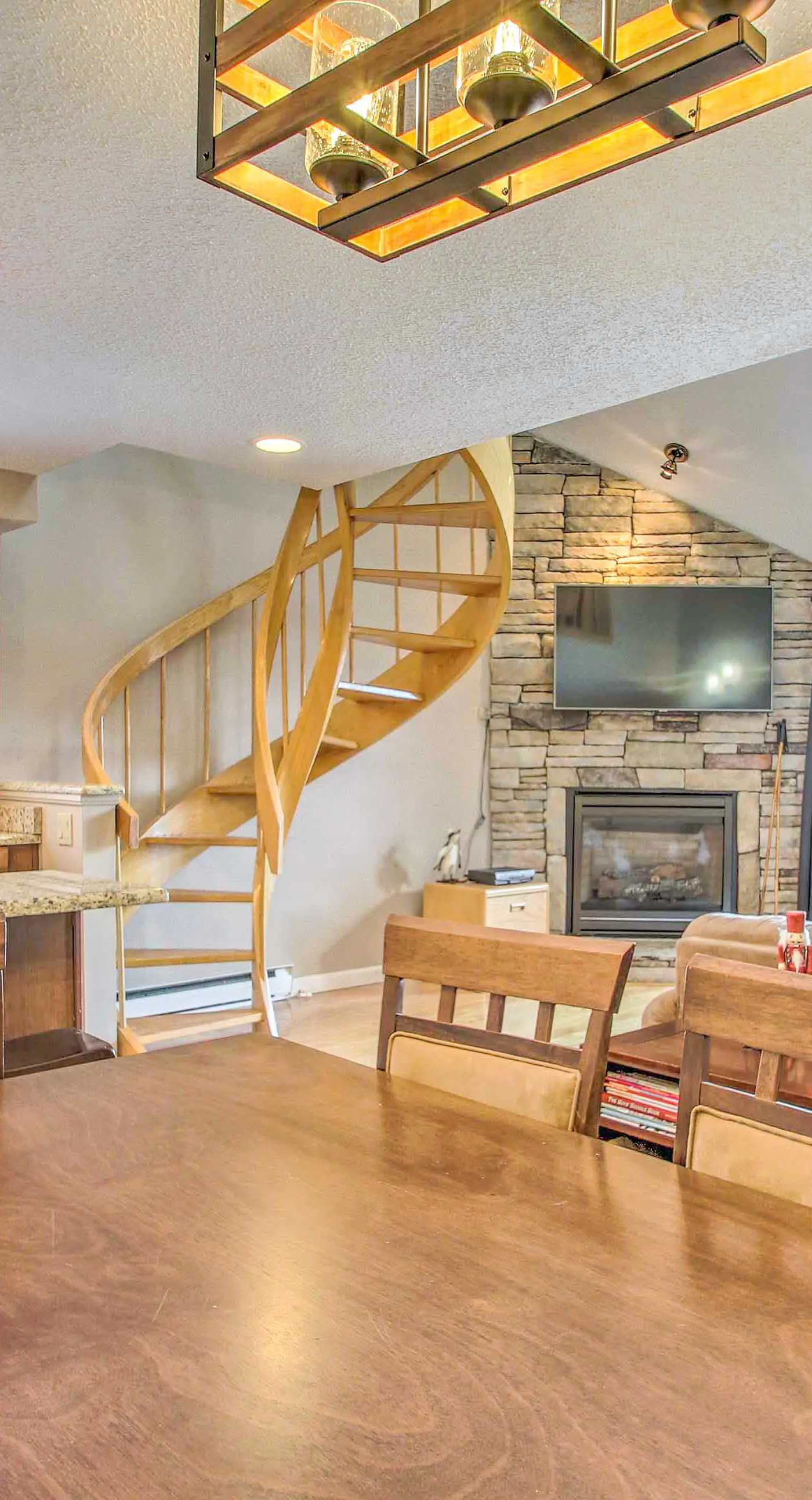 Ski Condo w/ Pool, Close to Story Land & Attitash!