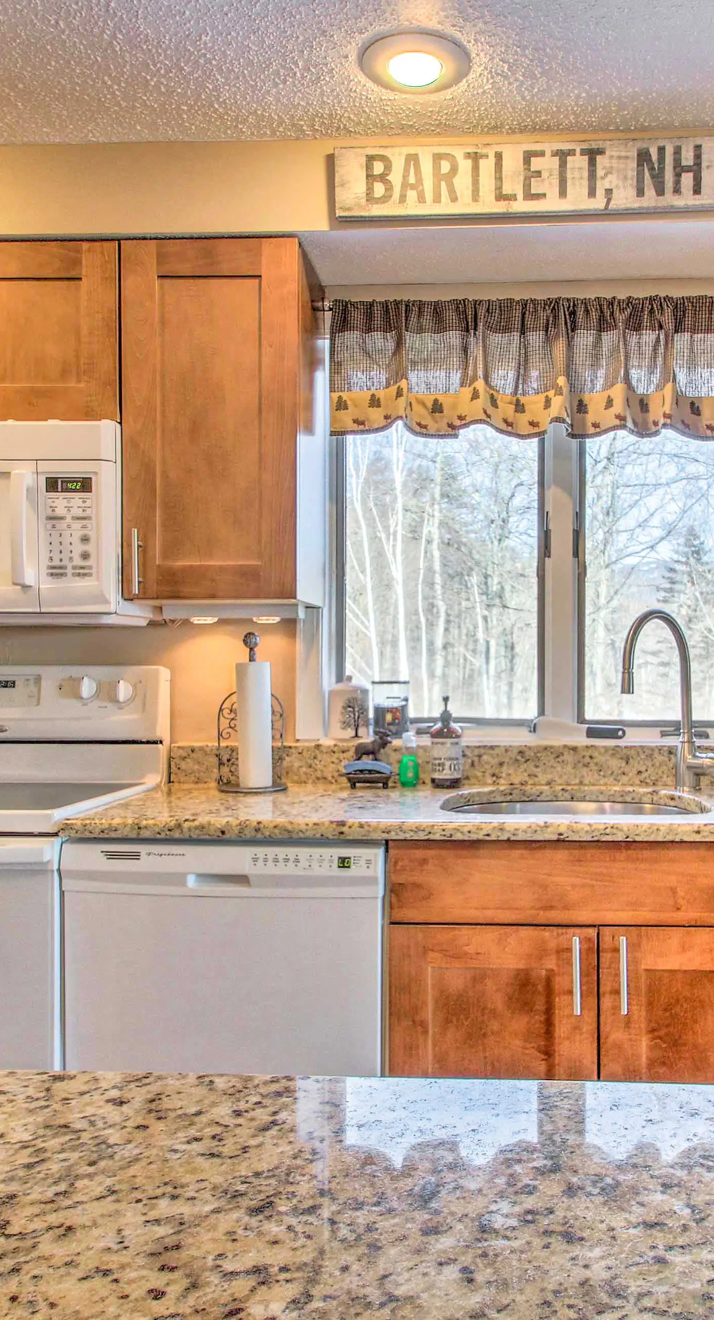 Ski Condo w/ Pool, Close to Story Land & Attitash!