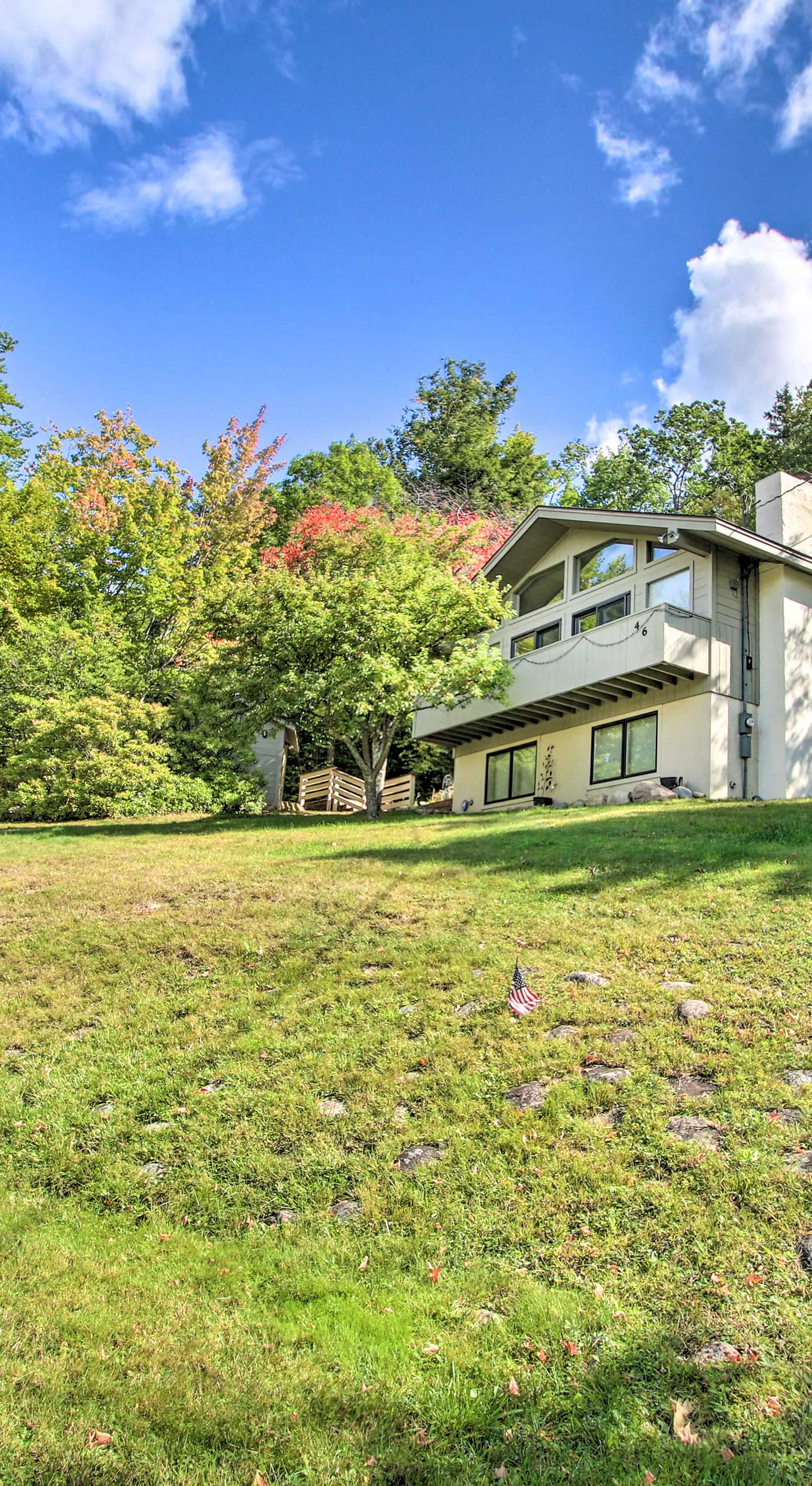 House w/ Balcony ~ 5 Mi to Cranmore Resort!