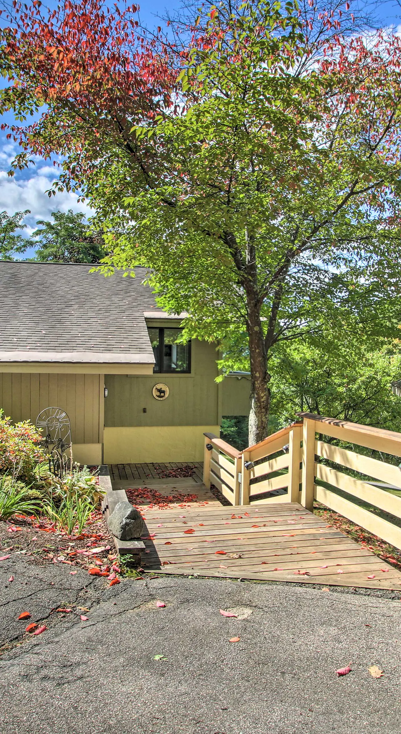 House w/ Balcony ~ 5 Mi to Cranmore Resort!