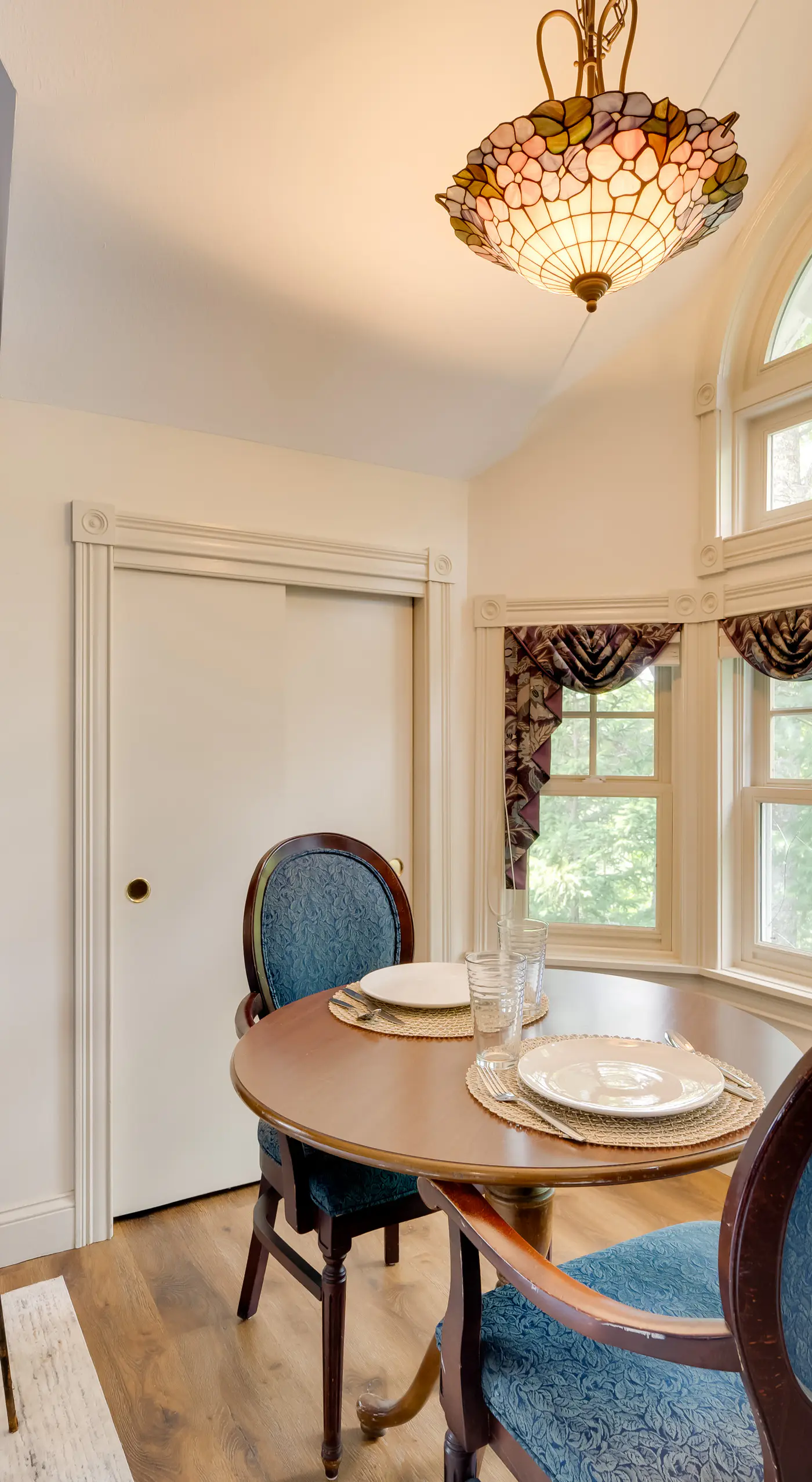 Mountain Views: Beautiful Nestlenook Farm Home!