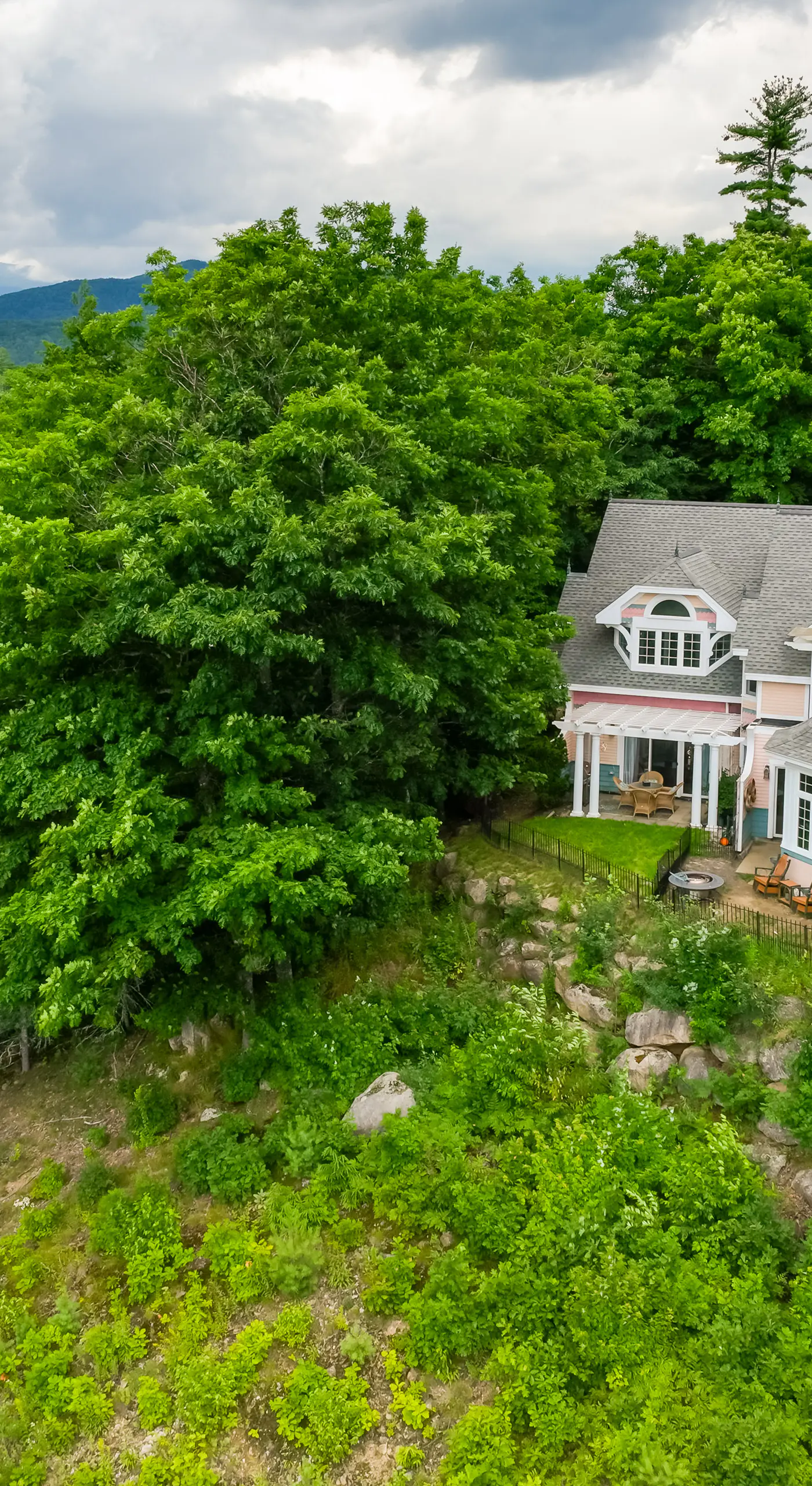 Mountain Views: Beautiful Nestlenook Farm Home!