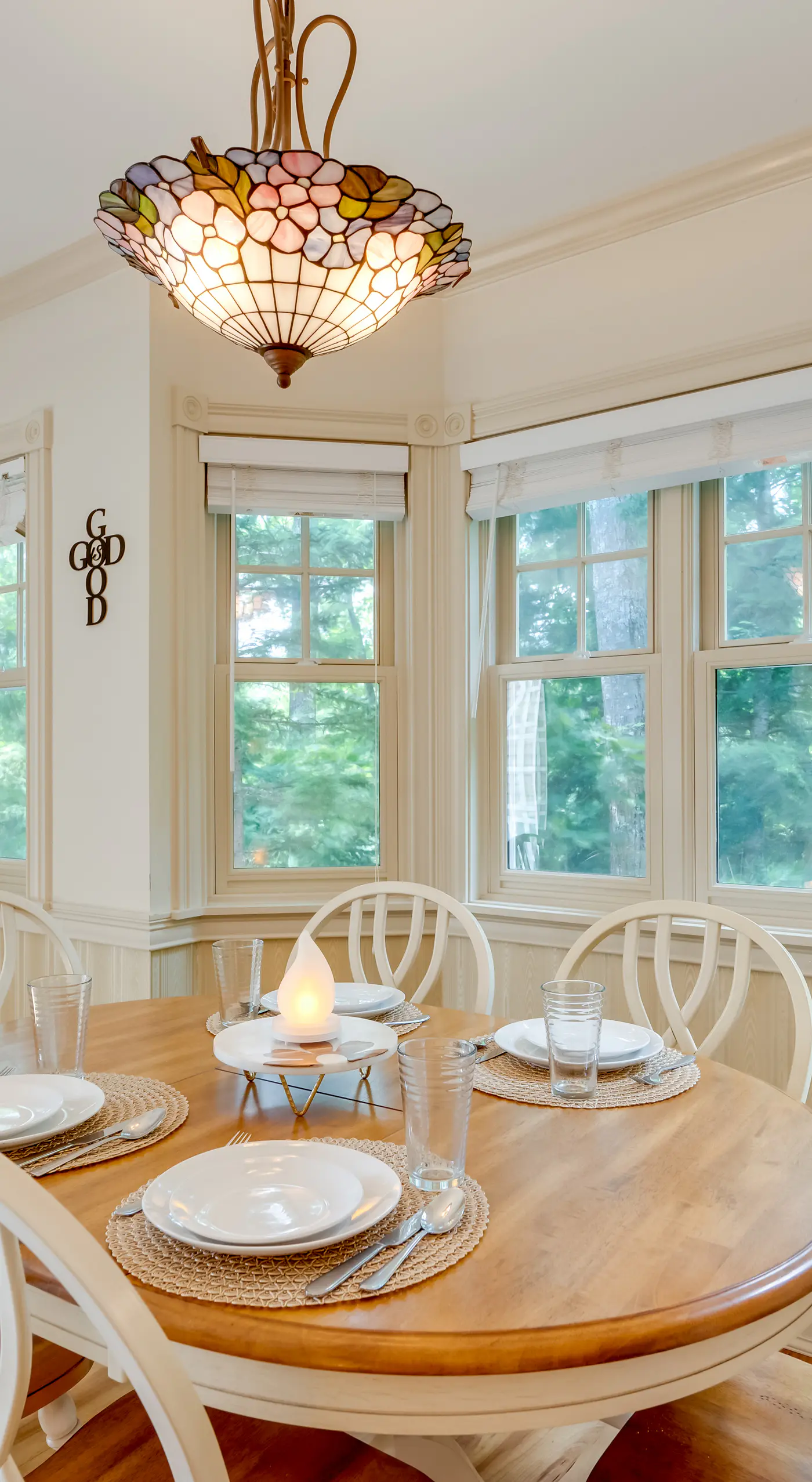 Mountain Views: Beautiful Nestlenook Farm Home!