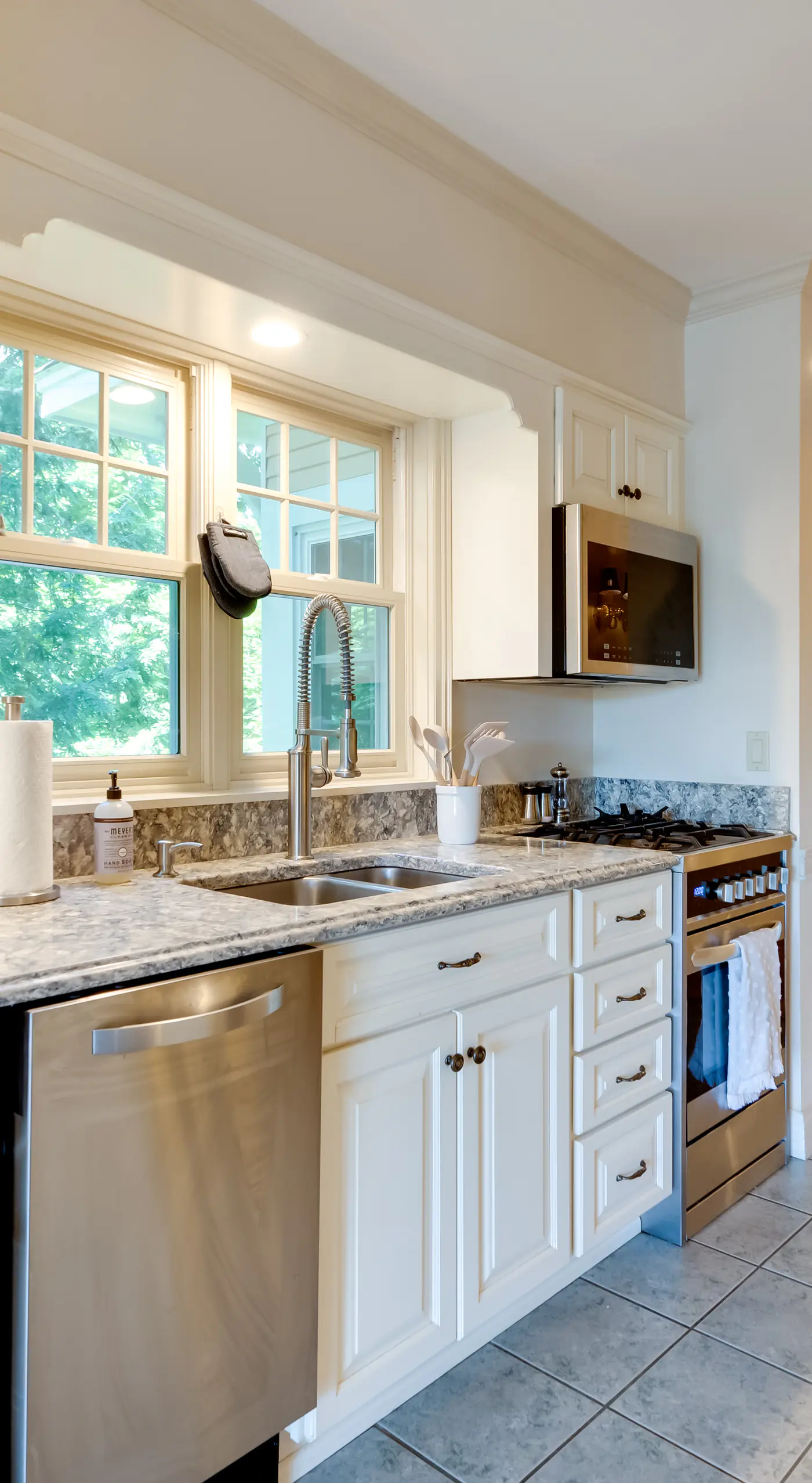 Mountain Views: Beautiful Nestlenook Farm Home!