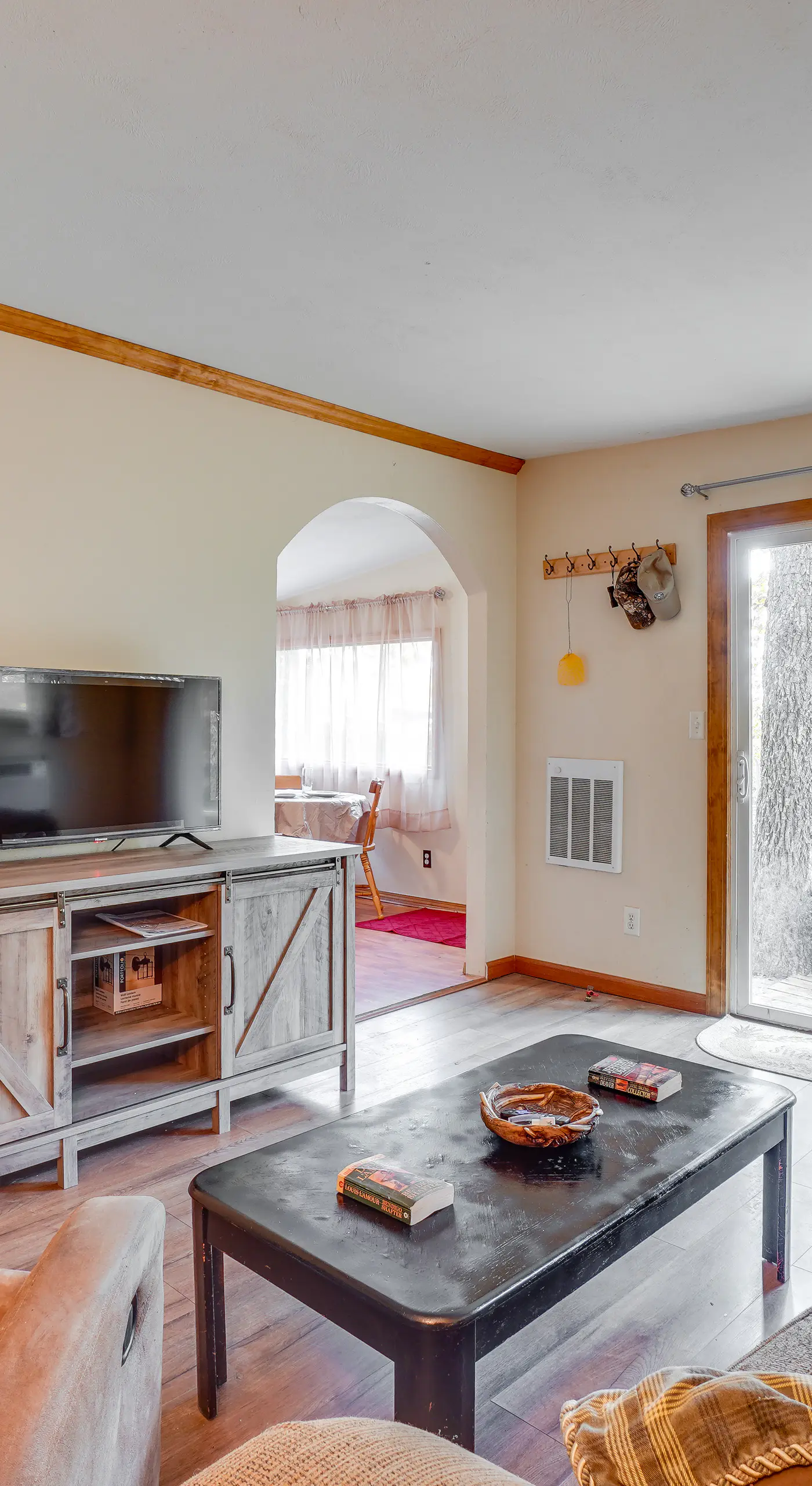 Rustic Retreat w/ Deck: 1 Mi to Table Rock Lake