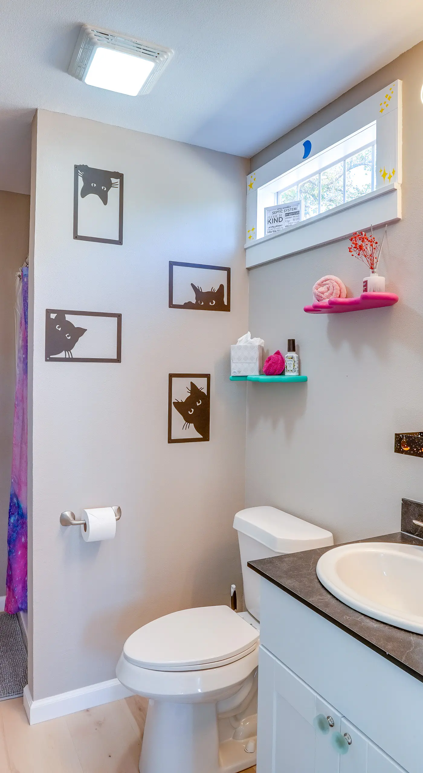 'Galactikitty' - Quirky Cabin Near Lake Brownwood!