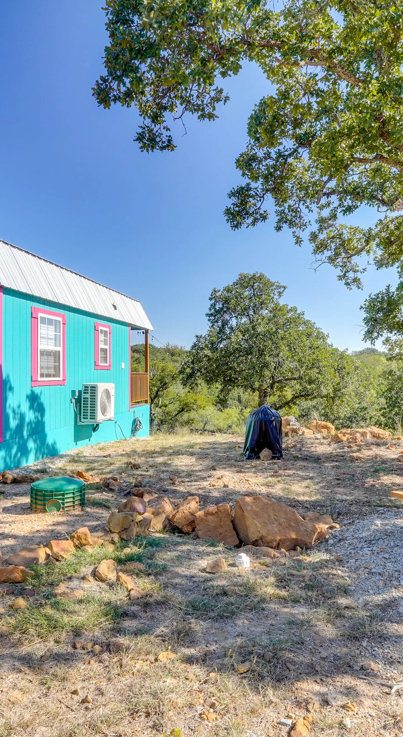 'Galactikitty' - Quirky Cabin Near Lake Brownwood!