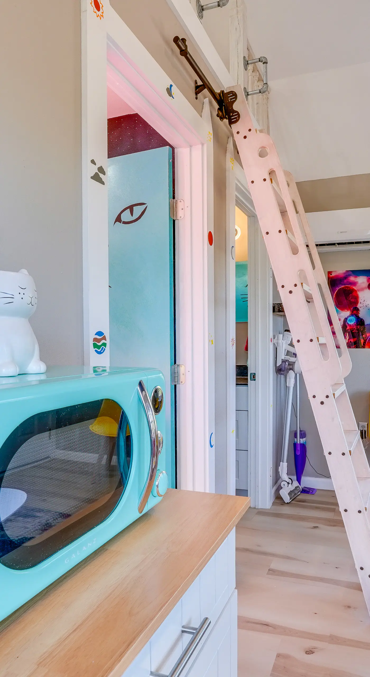 'Galactikitty' - Quirky Cabin Near Lake Brownwood!