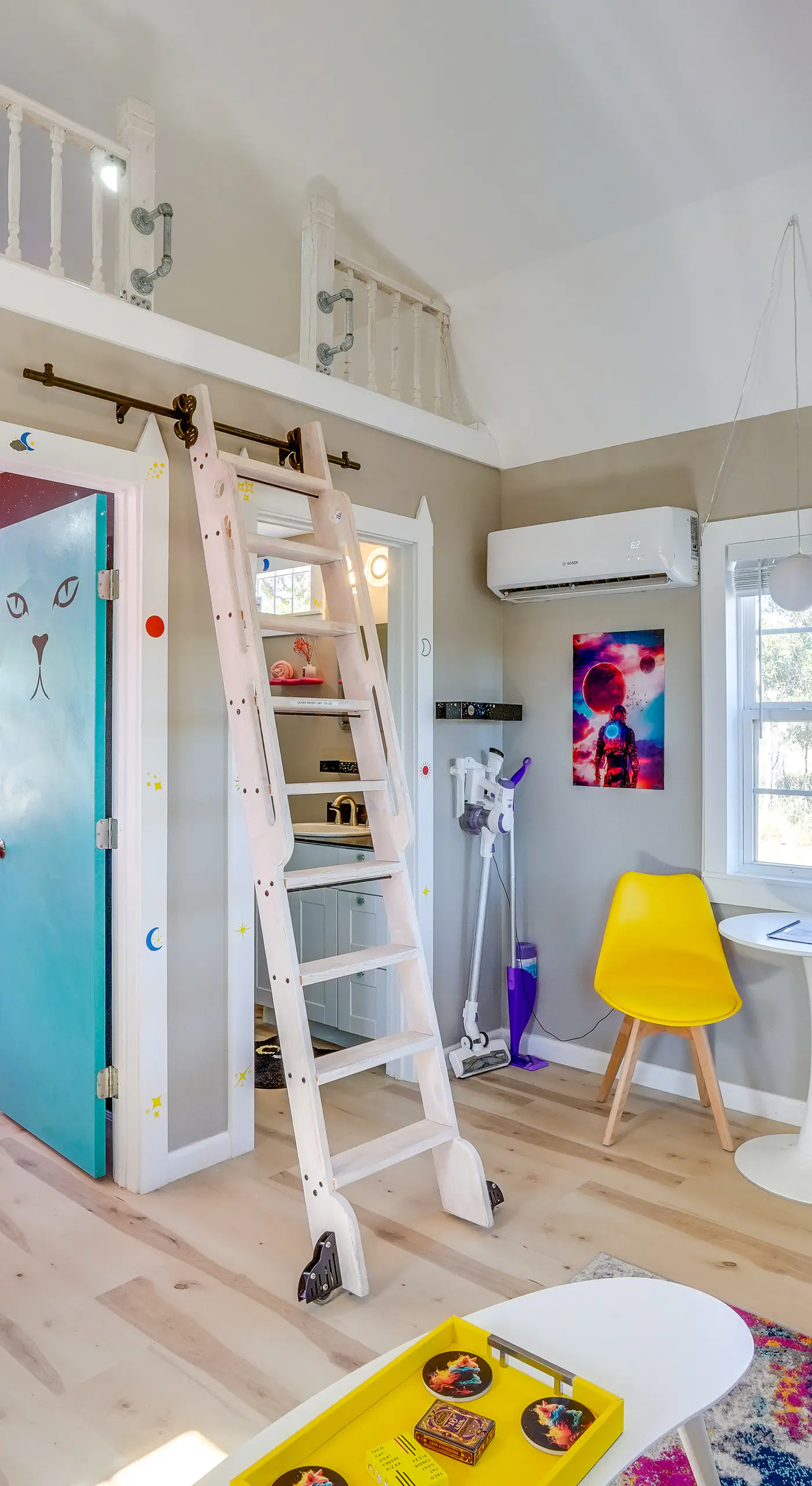 'Galactikitty' - Quirky Cabin Near Lake Brownwood!