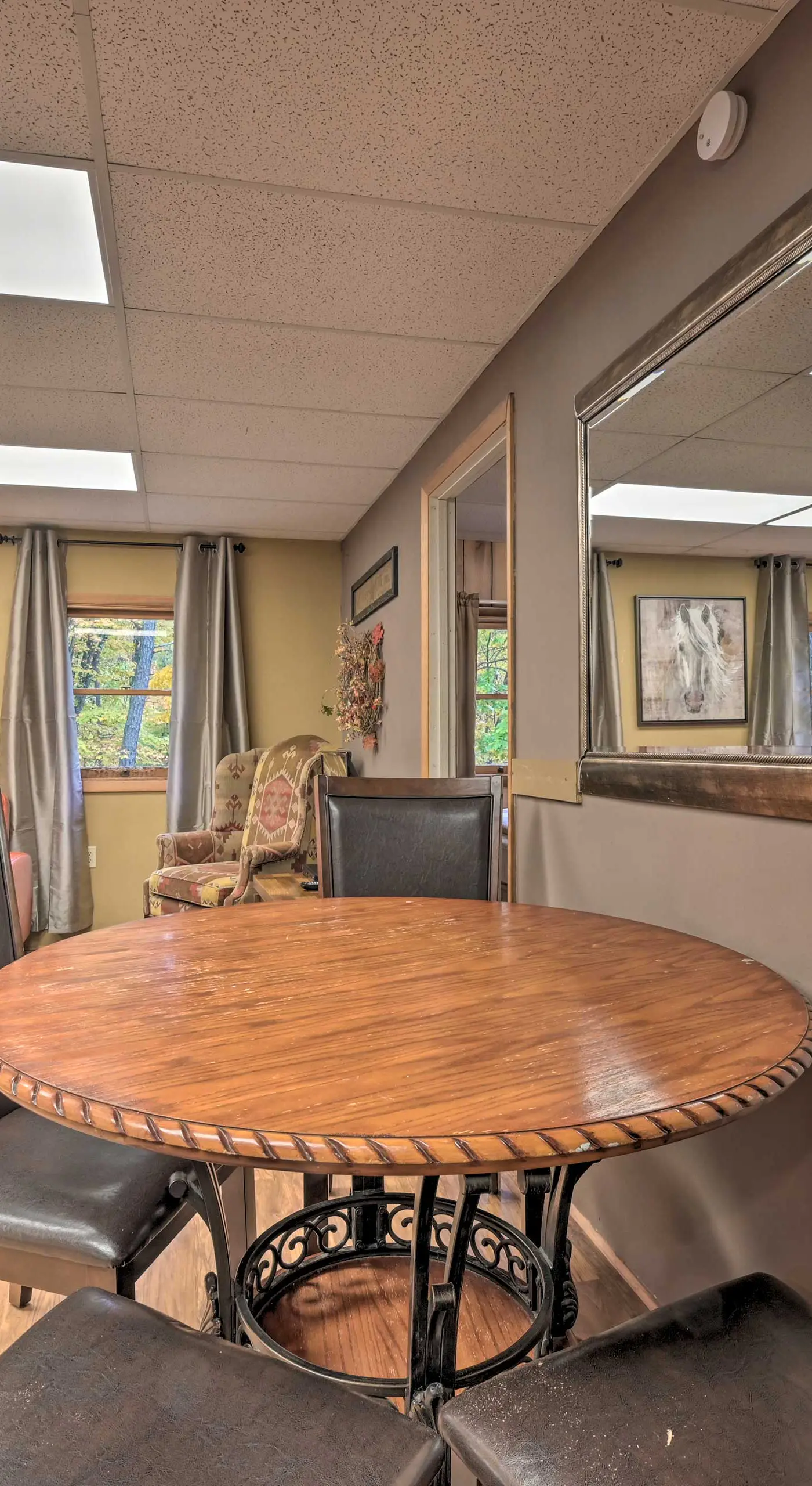‘John Wayne' Apartment - Deck, BBQ, Horses On-Site