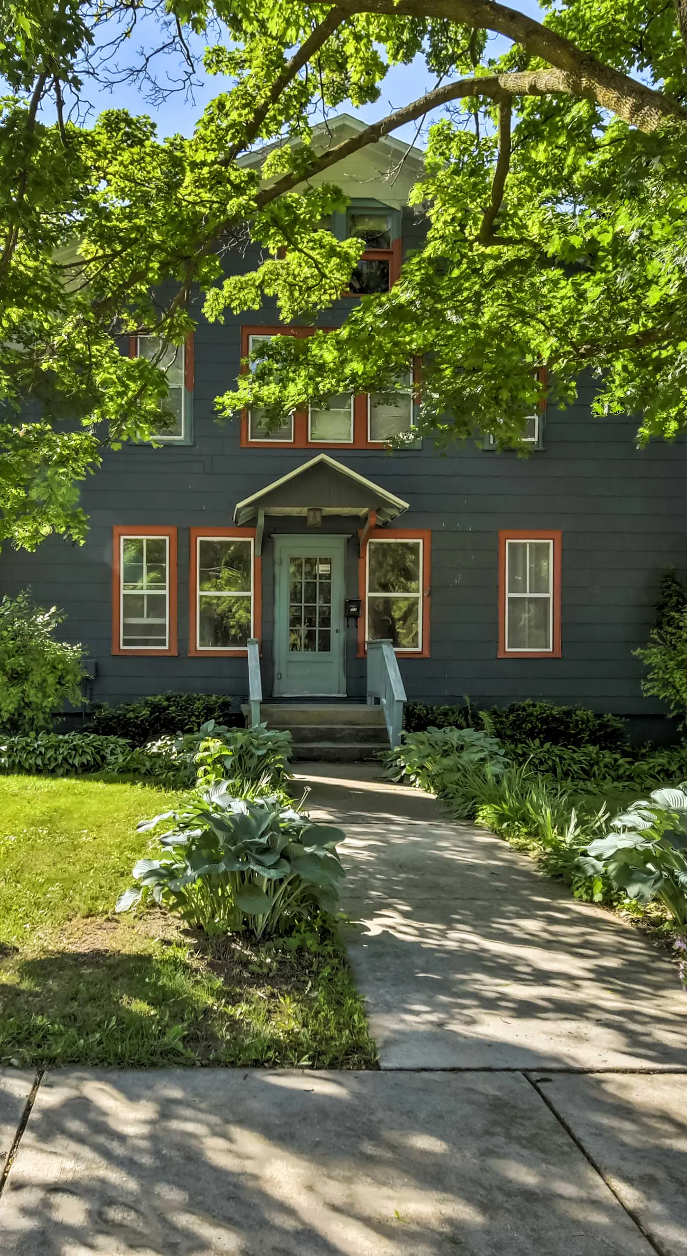 Walk to Dtwn Shops & Eats: Sturgeon Bay Retreat