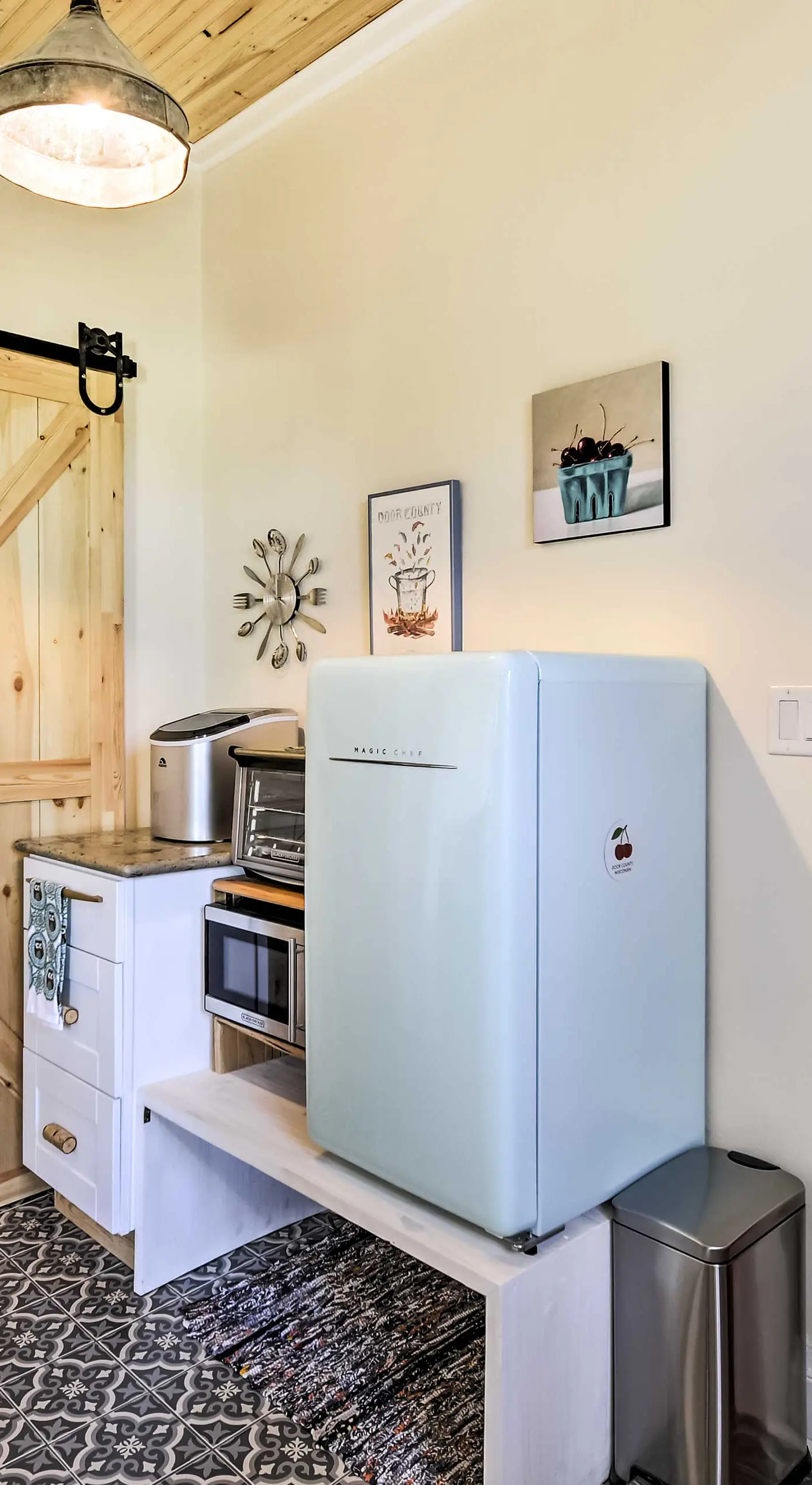 Walk to Dtwn Shops & Eats: Sturgeon Bay Retreat