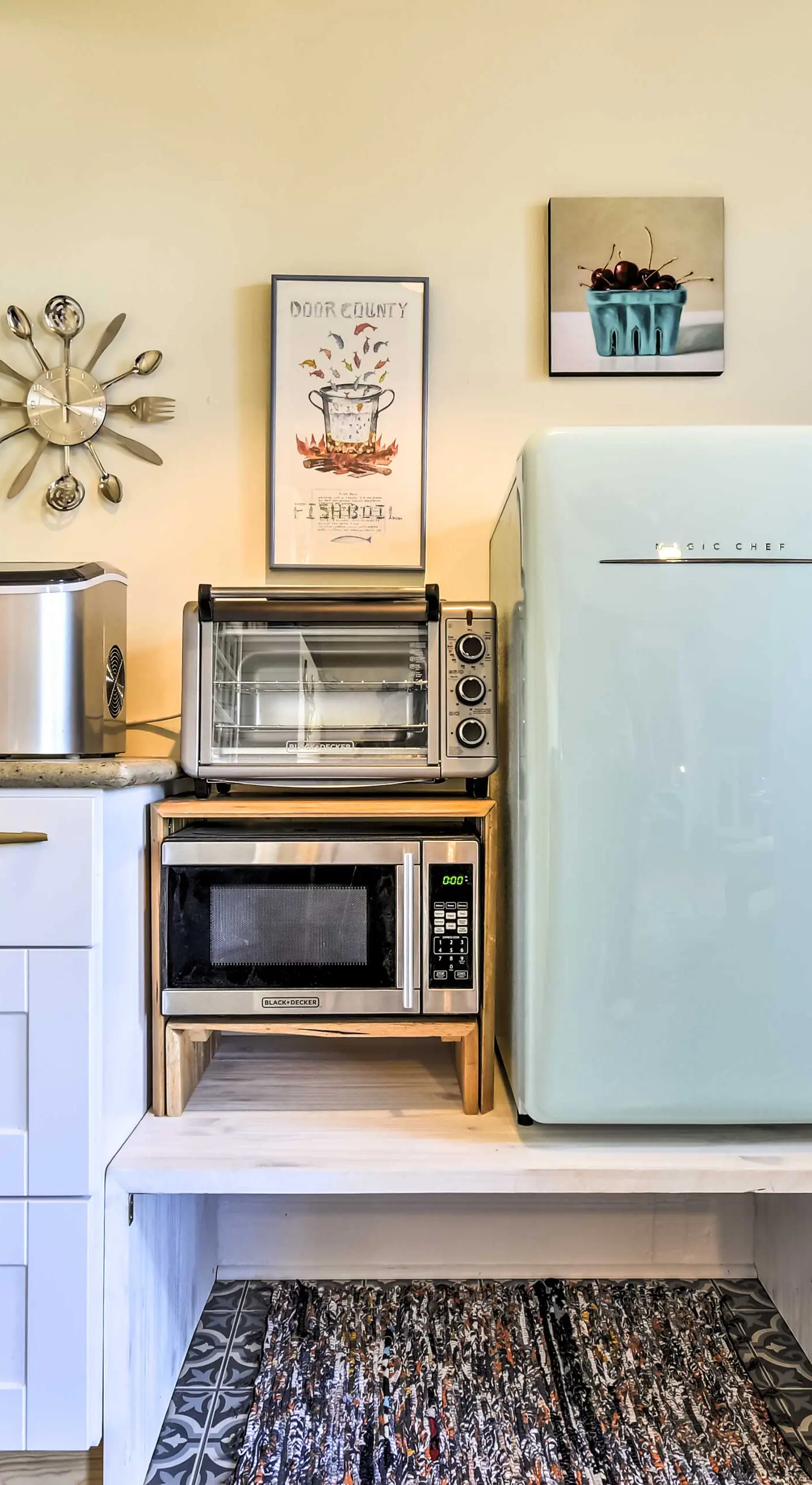 Walk to Dtwn Shops & Eats: Sturgeon Bay Retreat