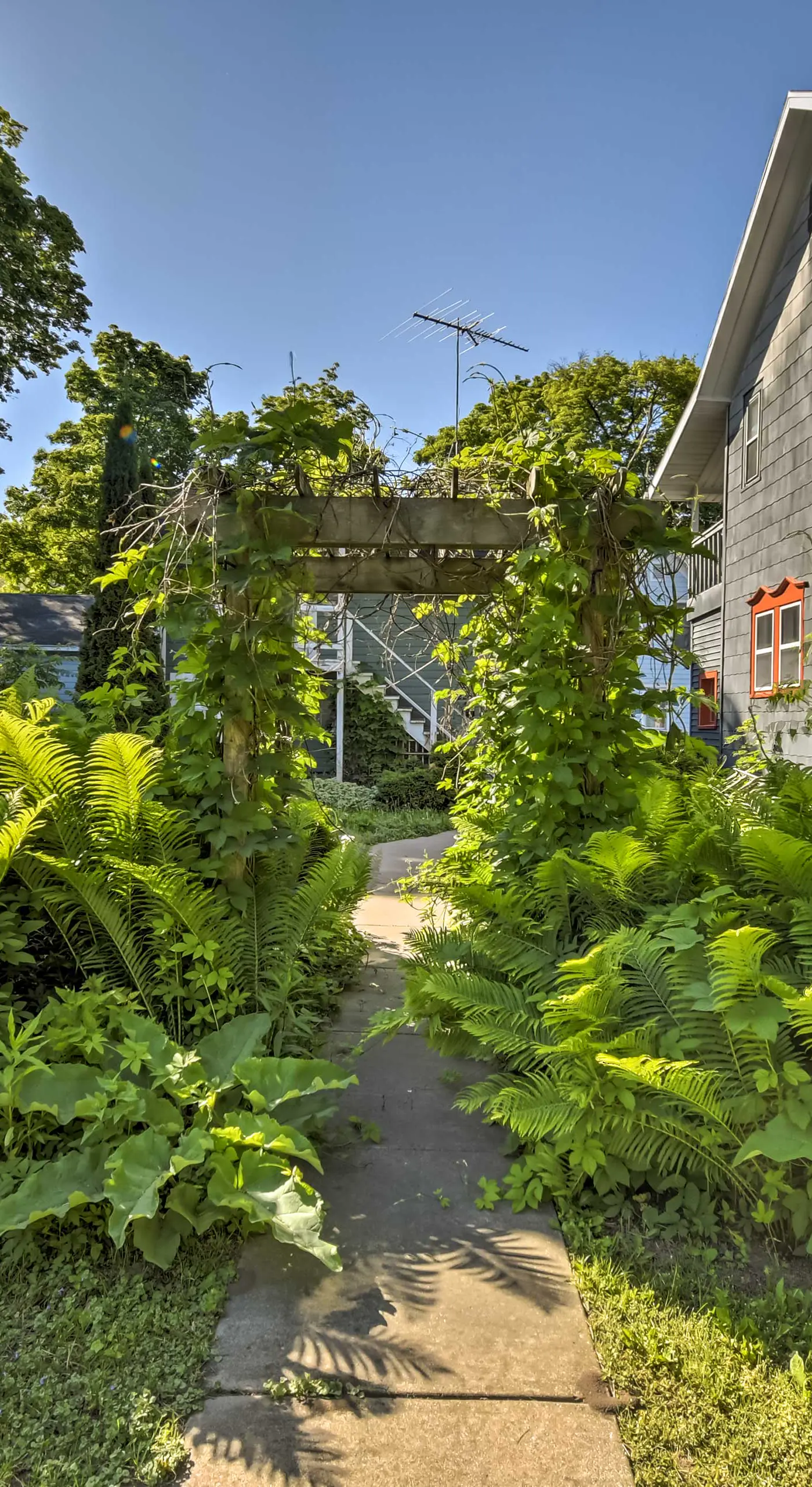 Walk to Dtwn Shops & Eats: Sturgeon Bay Retreat