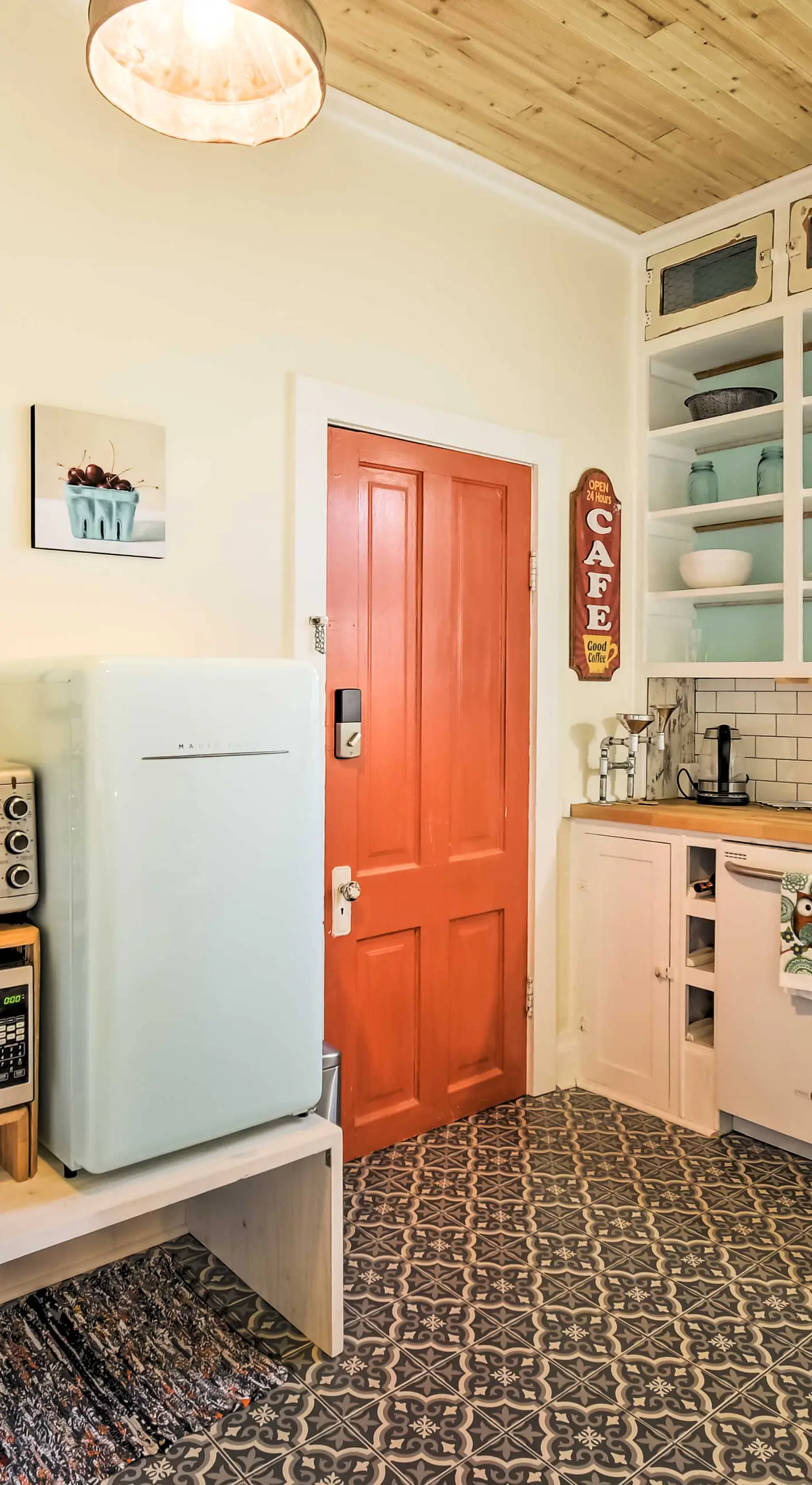 Walk to Dtwn Shops & Eats: Sturgeon Bay Retreat