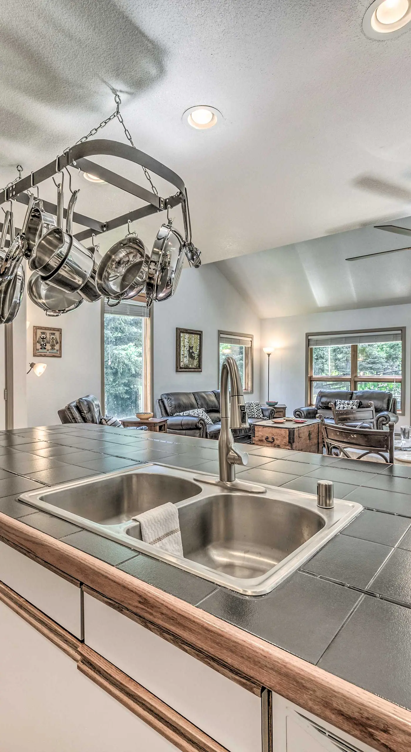 Cozy Cloudcroft Townhome ~ 1 Mi to Burro Ave!