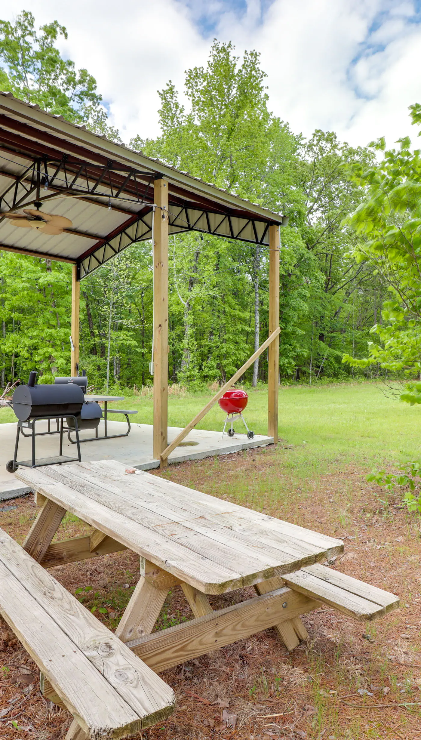 Higden Studio w/ Shared Patio, Yard Games, Grills!